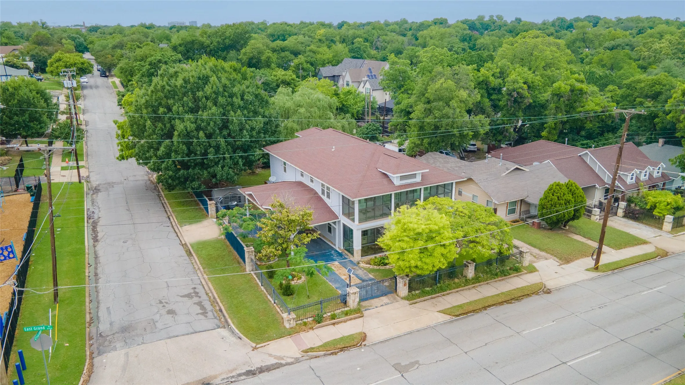 Single Family Residence For Sale in Dallas County , 6303 E Grand Avenue, Dallas, Texas 75223, 6 Bedroom, 3 Bathroom, Garage spaces, 3,366 Sqft, built in 1947, Preowned, mls#21255400, Real Estate Agent in Dallas, Homes For Sale in Dallas county, Homes For Sale in Dallas, Realtor in Dallas Texas, Real Estate Brokerage Independent Realty Texas, Luminita Cordes Realtor