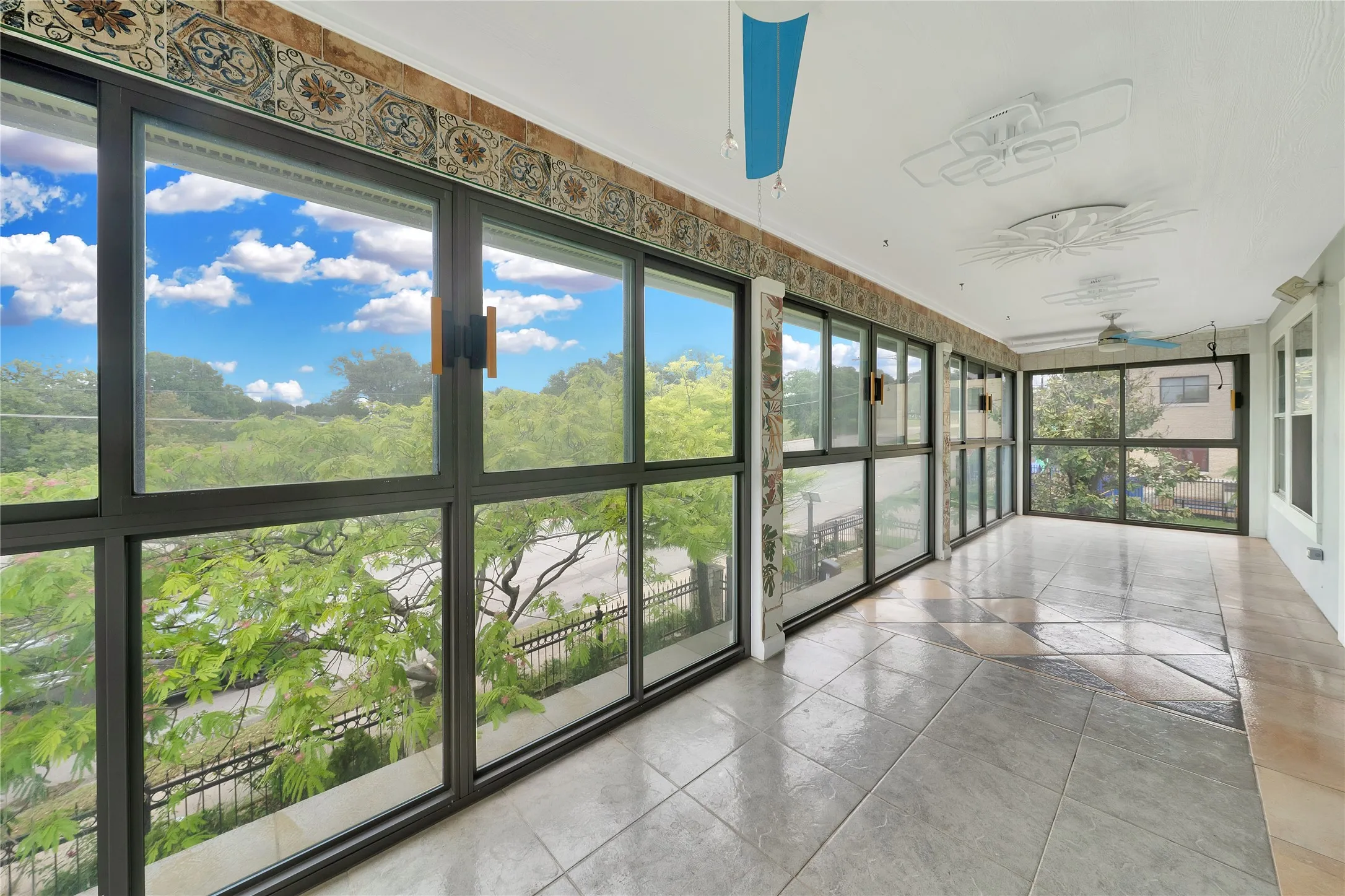 Single Family Residence For Sale in Dallas County , 6303 E Grand Avenue, Dallas, Texas 75223, 6 Bedroom, 3 Bathroom, Garage spaces, 3,366 Sqft, built in 1947, Preowned, mls#21255400, Real Estate Agent in Dallas, Homes For Sale in Dallas county, Homes For Sale in Dallas, Realtor in Dallas Texas, Real Estate Brokerage Independent Realty Texas, Luminita Cordes Realtor