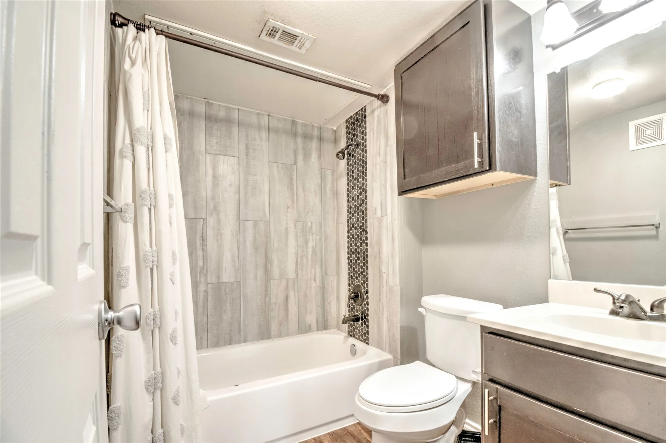 Condominium For Rent in Dallas County , 9831 Walnut Street 209, Dallas, Texas 75243, 2 Bedrooms, 2 Bathrooms, Garage spaces, 1,031 Sqft, built in 1983, Preowned, Price $1,600, mls#21257202, Real Estate Agent in Dallas, Homes For Rent in Dallas county, Homes For Rent in Dallas, Realtor in Dallas Texas, Real Estate Brokerage Independent Realty Texas, Luminita Cordes Realtor