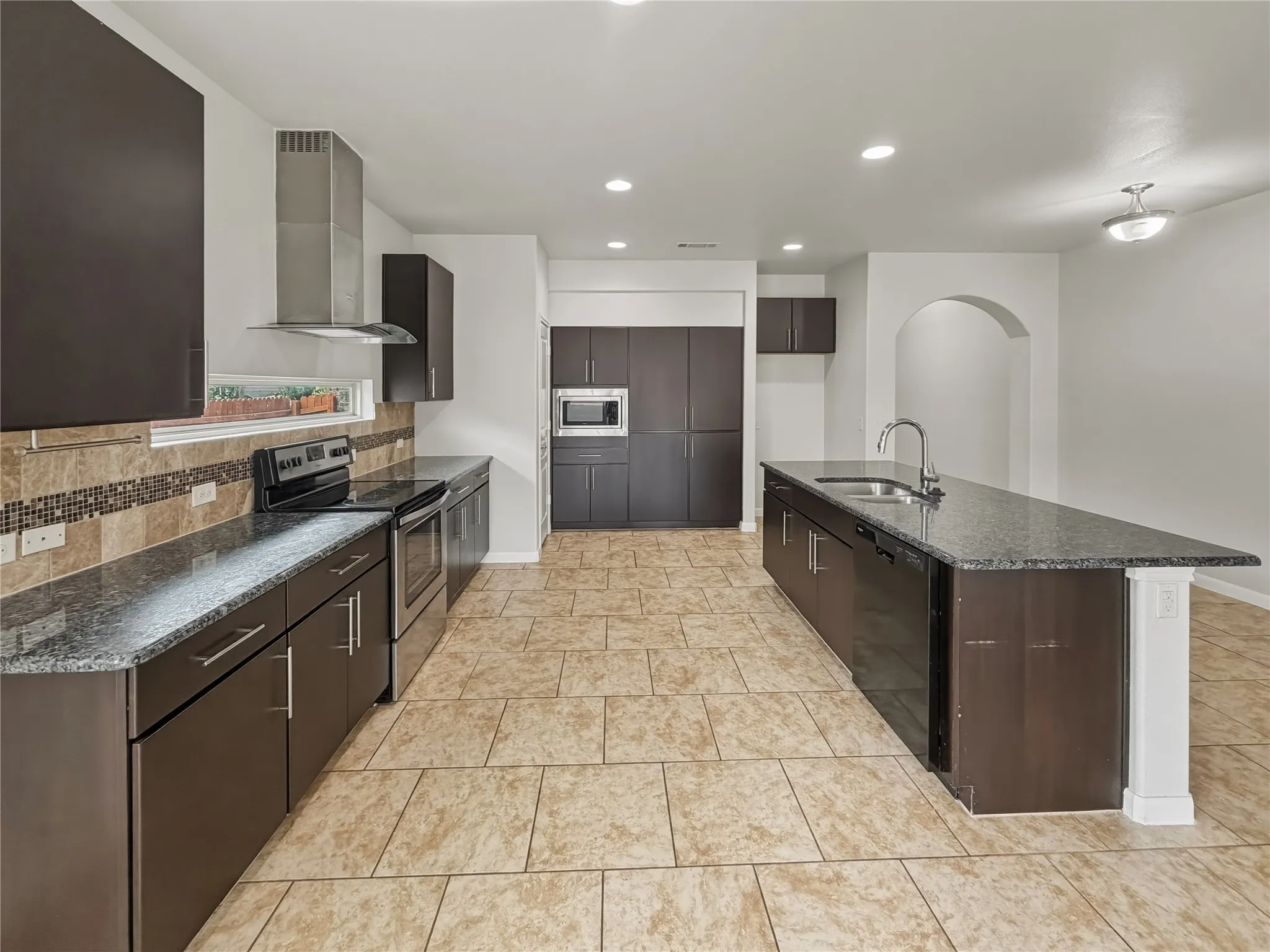 Single Family Residence For Sale in Tarrant County , 4272 Summersweet Lane, Fort Worth, Texas 76036, 5 Bedroom, 4 Bathroom, 2 Garage spaces, 2,961 Sqft, built in 2014, Preowned, mls#21257204, Real Estate Agent in Fort Worth, Homes For Sale in Tarrant county, Homes For Sale in Fort Worth, Realtor in Fort Worth Texas, Real Estate Brokerage Independent Realty Texas, Luminita Cordes Realtor