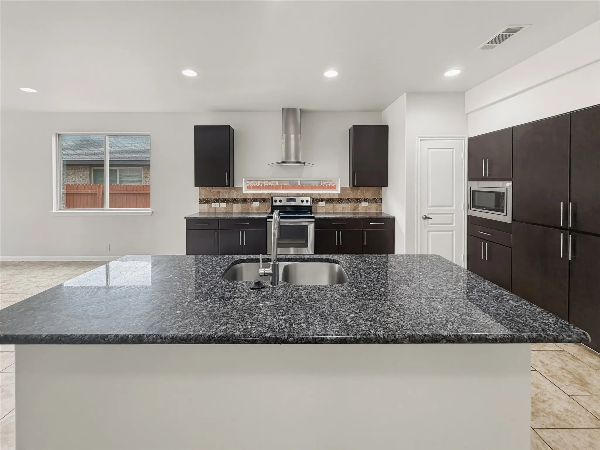 Single Family Residence For Sale in Tarrant County , 4272 Summersweet Lane, Fort Worth, Texas 76036, 5 Bedroom, 4 Bathroom, 2 Garage spaces, 2,961 Sqft, built in 2014, Preowned, mls#21257204, Real Estate Agent in Fort Worth, Homes For Sale in Tarrant county, Homes For Sale in Fort Worth, Realtor in Fort Worth Texas, Real Estate Brokerage Independent Realty Texas, Luminita Cordes Realtor
