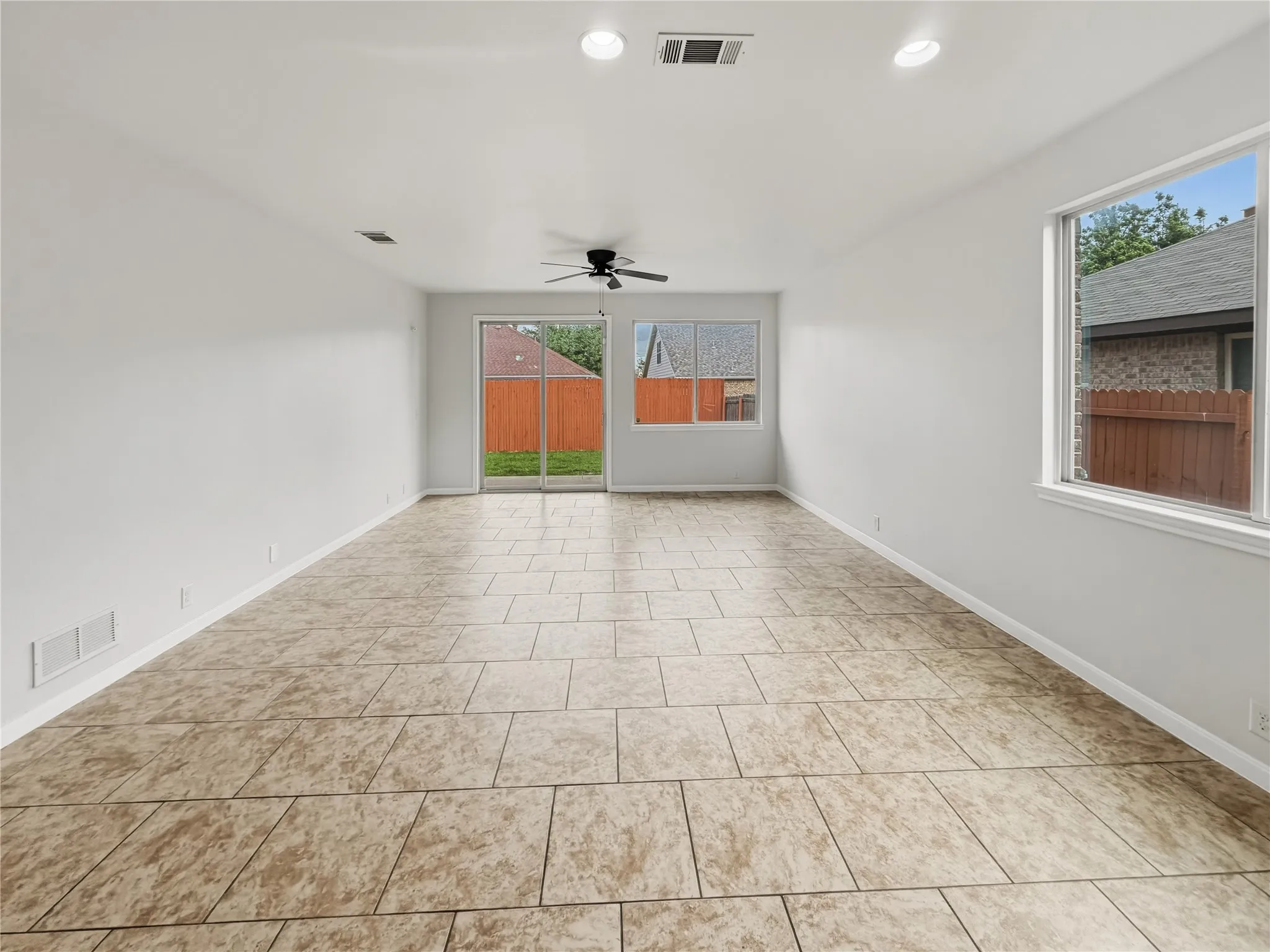 Single Family Residence For Sale in Tarrant County , 4272 Summersweet Lane, Fort Worth, Texas 76036, 5 Bedroom, 4 Bathroom, 2 Garage spaces, 2,961 Sqft, built in 2014, Preowned, mls#21257204, Real Estate Agent in Fort Worth, Homes For Sale in Tarrant county, Homes For Sale in Fort Worth, Realtor in Fort Worth Texas, Real Estate Brokerage Independent Realty Texas, Luminita Cordes Realtor