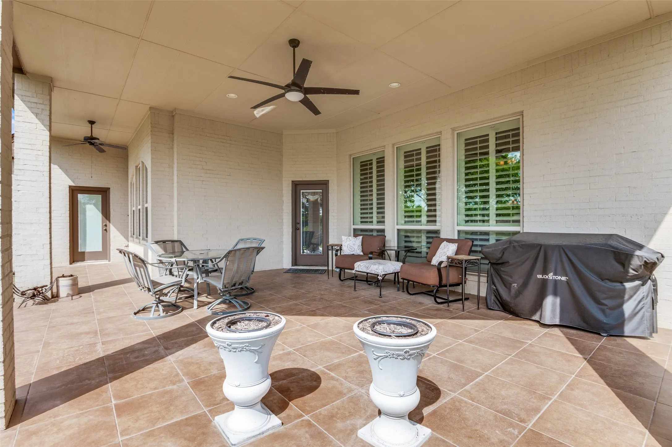 Tiled and covered back patio gives plenty of room for outdoor entertaining!