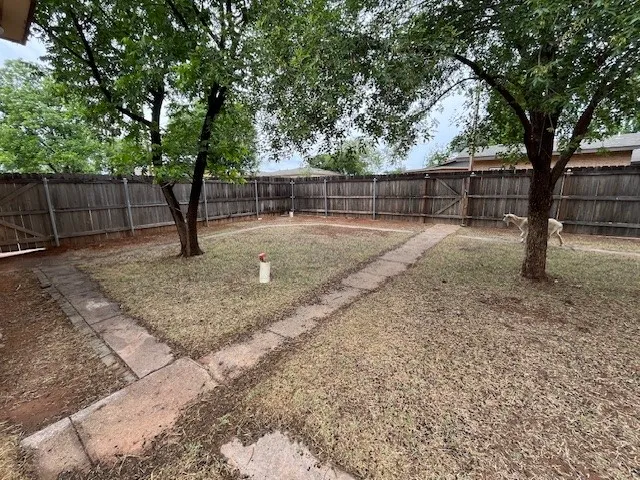 Single Family Residence For Sale in Fisher County , 901 E Burnside Street, Rotan, Texas 79546, 2 Bedroom, 2 Bathroom, Garage spaces, 1,842 Sqft, built in 1965, Preowned, mls#21257102, Real Estate Agent in Rotan, Homes For Sale in Fisher county, Homes For Sale in Rotan, Realtor in Rotan Texas, Real Estate Brokerage Independent Realty Texas, Luminita Cordes Realtor