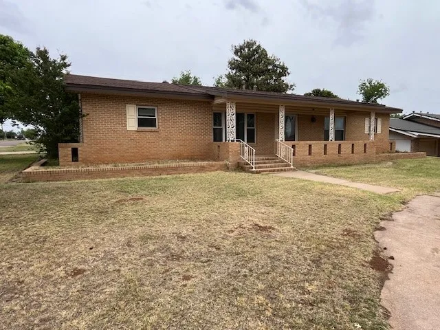 Single Family Residence For Sale in Fisher County , 901 E Burnside Street, Rotan, Texas 79546, 2 Bedroom, 2 Bathroom, Garage spaces, 1,842 Sqft, built in 1965, Preowned, mls#21257102, Real Estate Agent in Rotan, Homes For Sale in Fisher county, Homes For Sale in Rotan, Realtor in Rotan Texas, Real Estate Brokerage Independent Realty Texas, Luminita Cordes Realtor
