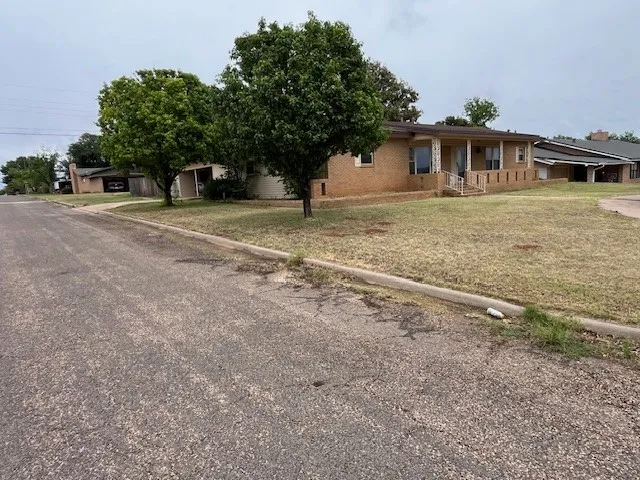 Single Family Residence For Sale in Fisher County , 901 E Burnside Street, Rotan, Texas 79546, 2 Bedroom, 2 Bathroom, Garage spaces, 1,842 Sqft, built in 1965, Preowned, mls#21257102, Real Estate Agent in Rotan, Homes For Sale in Fisher county, Homes For Sale in Rotan, Realtor in Rotan Texas, Real Estate Brokerage Independent Realty Texas, Luminita Cordes Realtor