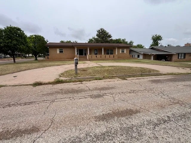 Single Family Residence For Sale in Fisher County , 901 E Burnside Street, Rotan, Texas 79546, 2 Bedroom, 2 Bathroom, Garage spaces, 1,842 Sqft, built in 1965, Preowned, mls#21257102, Real Estate Agent in Rotan, Homes For Sale in Fisher county, Homes For Sale in Rotan, Realtor in Rotan Texas, Real Estate Brokerage Independent Realty Texas, Luminita Cordes Realtor