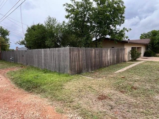 Single Family Residence For Sale in Fisher County , 901 E Burnside Street, Rotan, Texas 79546, 2 Bedroom, 2 Bathroom, Garage spaces, 1,842 Sqft, built in 1965, Preowned, mls#21257102, Real Estate Agent in Rotan, Homes For Sale in Fisher county, Homes For Sale in Rotan, Realtor in Rotan Texas, Real Estate Brokerage Independent Realty Texas, Luminita Cordes Realtor