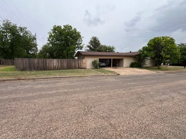 Single Family Residence For Sale in Fisher County , 901 E Burnside Street, Rotan, Texas 79546, 2 Bedroom, 2 Bathroom, Garage spaces, 1,842 Sqft, built in 1965, Preowned, mls#21257102, Real Estate Agent in Rotan, Homes For Sale in Fisher county, Homes For Sale in Rotan, Realtor in Rotan Texas, Real Estate Brokerage Independent Realty Texas, Luminita Cordes Realtor