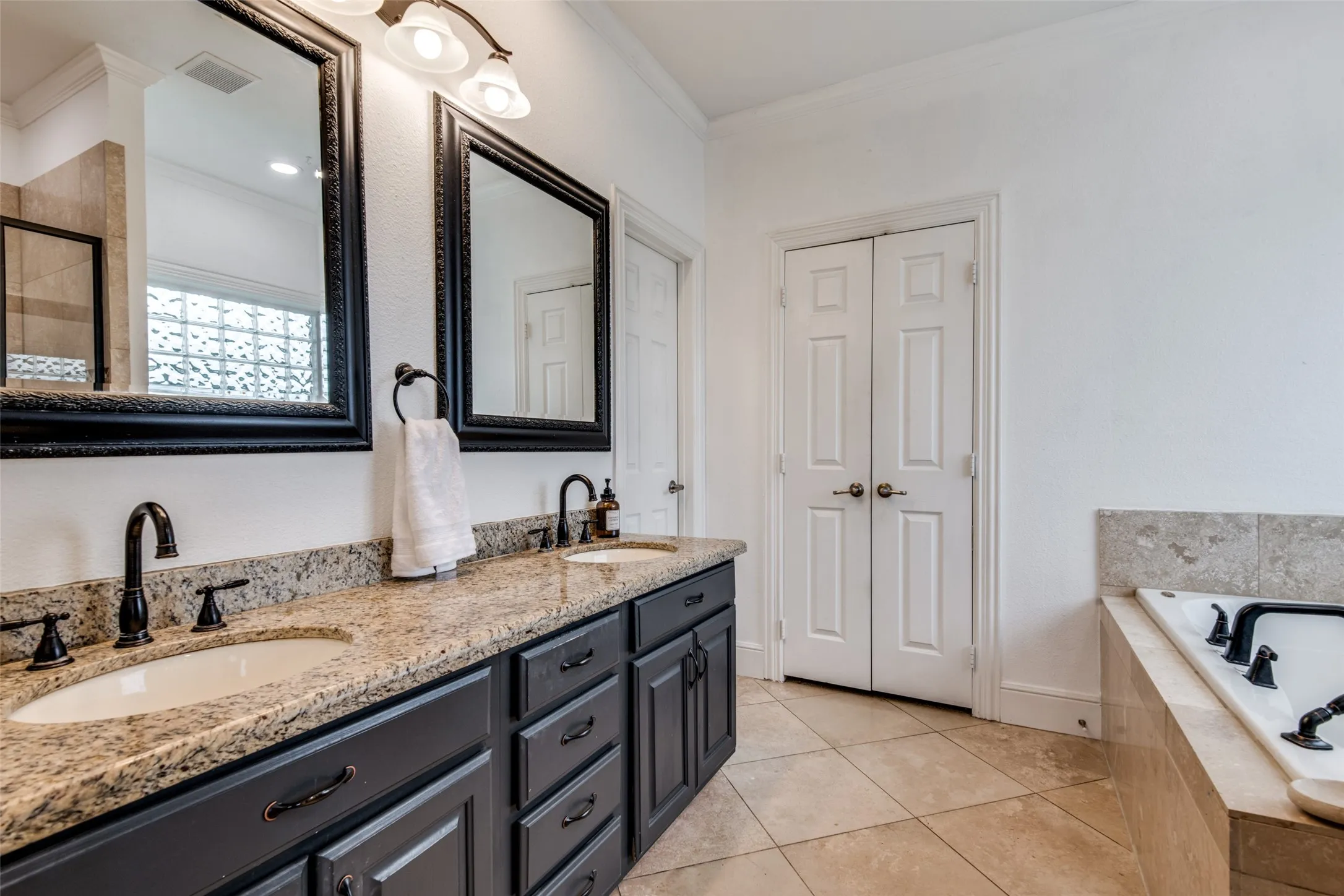 Single Family Residence For Sale in Hunt County , 9412 Private Road 2425, Poetry, Texas 75160, 5 Bedroom, 3 Bathroom, 2 Garage spaces, 3,359 Sqft, built in 2003, Preowned, mls#21254705, Real Estate Agent in Poetry, Homes For Sale in Hunt county, Homes For Sale in Poetry, Realtor in Poetry Texas, Real Estate Brokerage Independent Realty Texas, Luminita Cordes Realtor