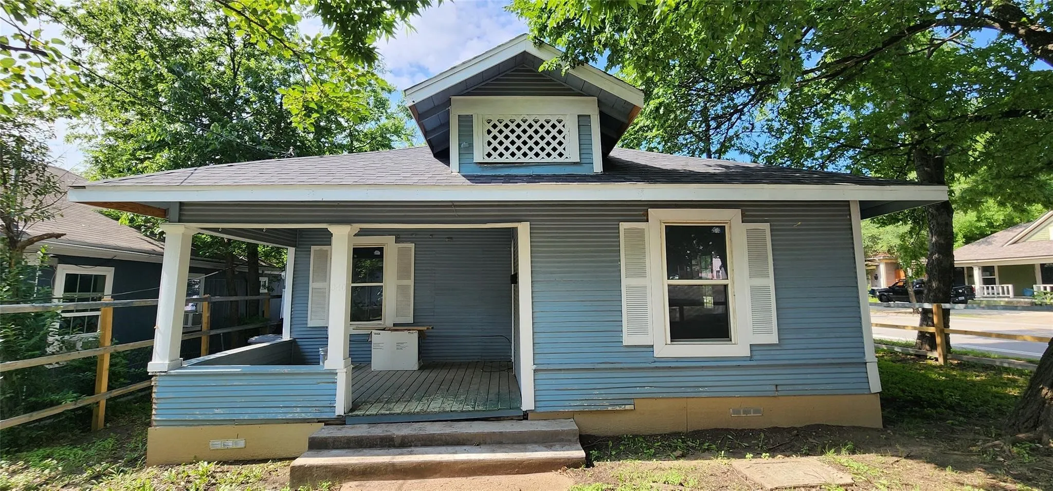 Single Family Residence For Sale in Dallas County , 940 W 7th Street, Dallas, Texas 75208, 3 Bedroom, 2 Bathroom, Garage spaces, 1,504 Sqft, built in 1930, Preowned, mls#21257251, Real Estate Agent in Dallas, Homes For Sale in Dallas county, Homes For Sale in Dallas, Realtor in Dallas Texas, Real Estate Brokerage Independent Realty Texas, Luminita Cordes Realtor