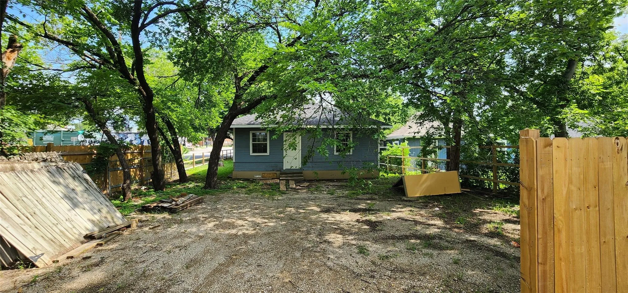 Single Family Residence For Sale in Dallas County , 940 W 7th Street, Dallas, Texas 75208, 3 Bedroom, 2 Bathroom, Garage spaces, 1,504 Sqft, built in 1930, Preowned, mls#21257251, Real Estate Agent in Dallas, Homes For Sale in Dallas county, Homes For Sale in Dallas, Realtor in Dallas Texas, Real Estate Brokerage Independent Realty Texas, Luminita Cordes Realtor