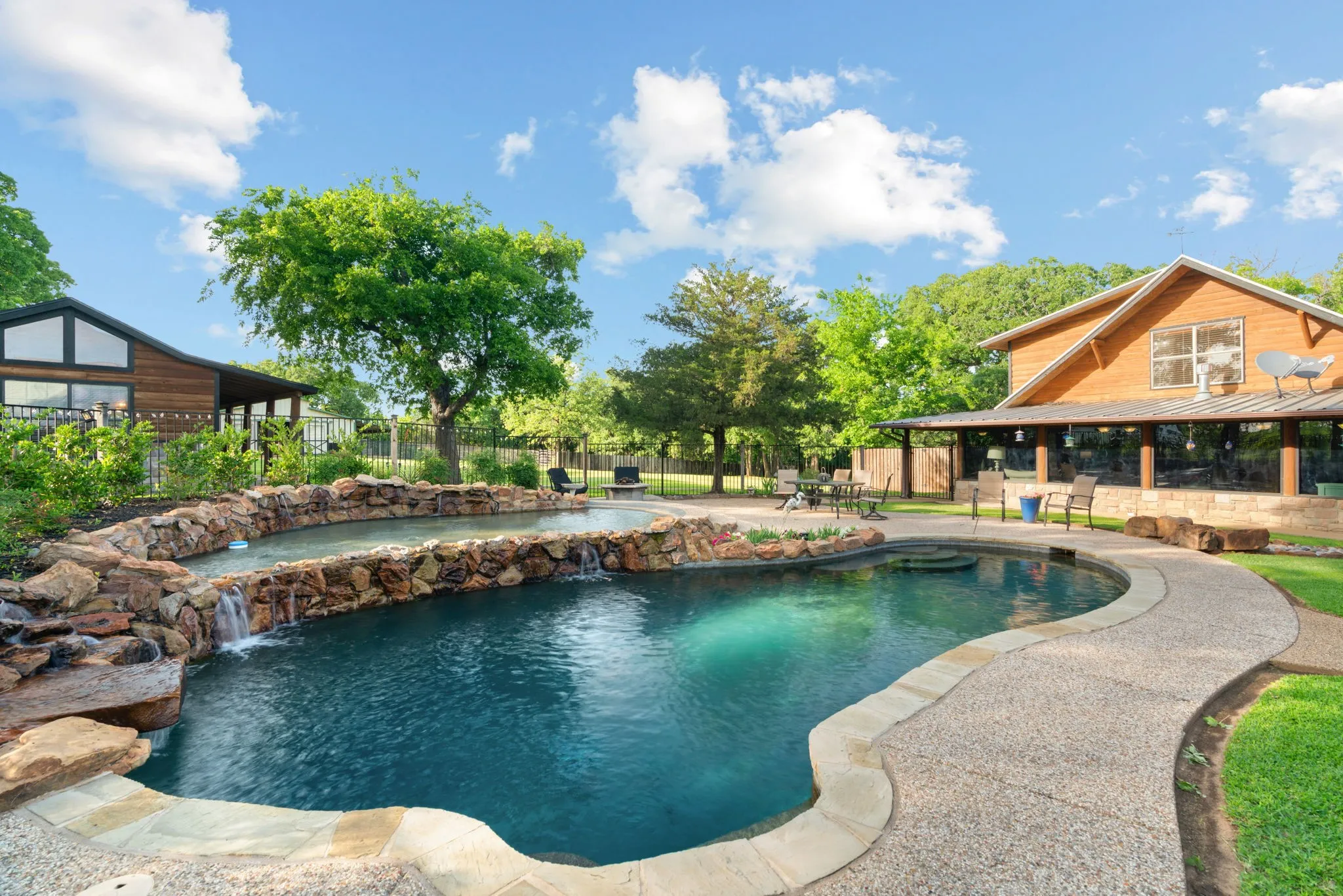 Farm For Sale in Johnson County , 9345 County Road 519, Alvarado, Texas 76009, 6 Bedroom, 7 Bathroom, 4 Garage spaces, 4,264 Sqft, built in 2000, mls#21256688, Real Estate Agent in Alvarado, Homes For Sale in Johnson county, Homes For Sale in Alvarado, Realtor in Alvarado Texas, Real Estate Brokerage Independent Realty Texas, Luminita Cordes Realtor