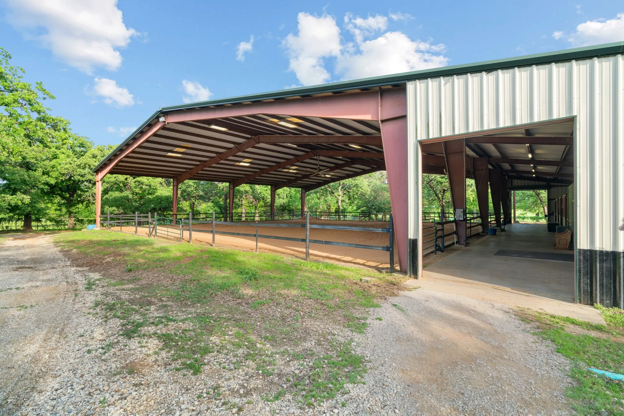Farm For Sale in Johnson County , 9345 County Road 519, Alvarado, Texas 76009, 6 Bedroom, 7 Bathroom, 4 Garage spaces, 4,264 Sqft, built in 2000, mls#21256688, Real Estate Agent in Alvarado, Homes For Sale in Johnson county, Homes For Sale in Alvarado, Realtor in Alvarado Texas, Real Estate Brokerage Independent Realty Texas, Luminita Cordes Realtor