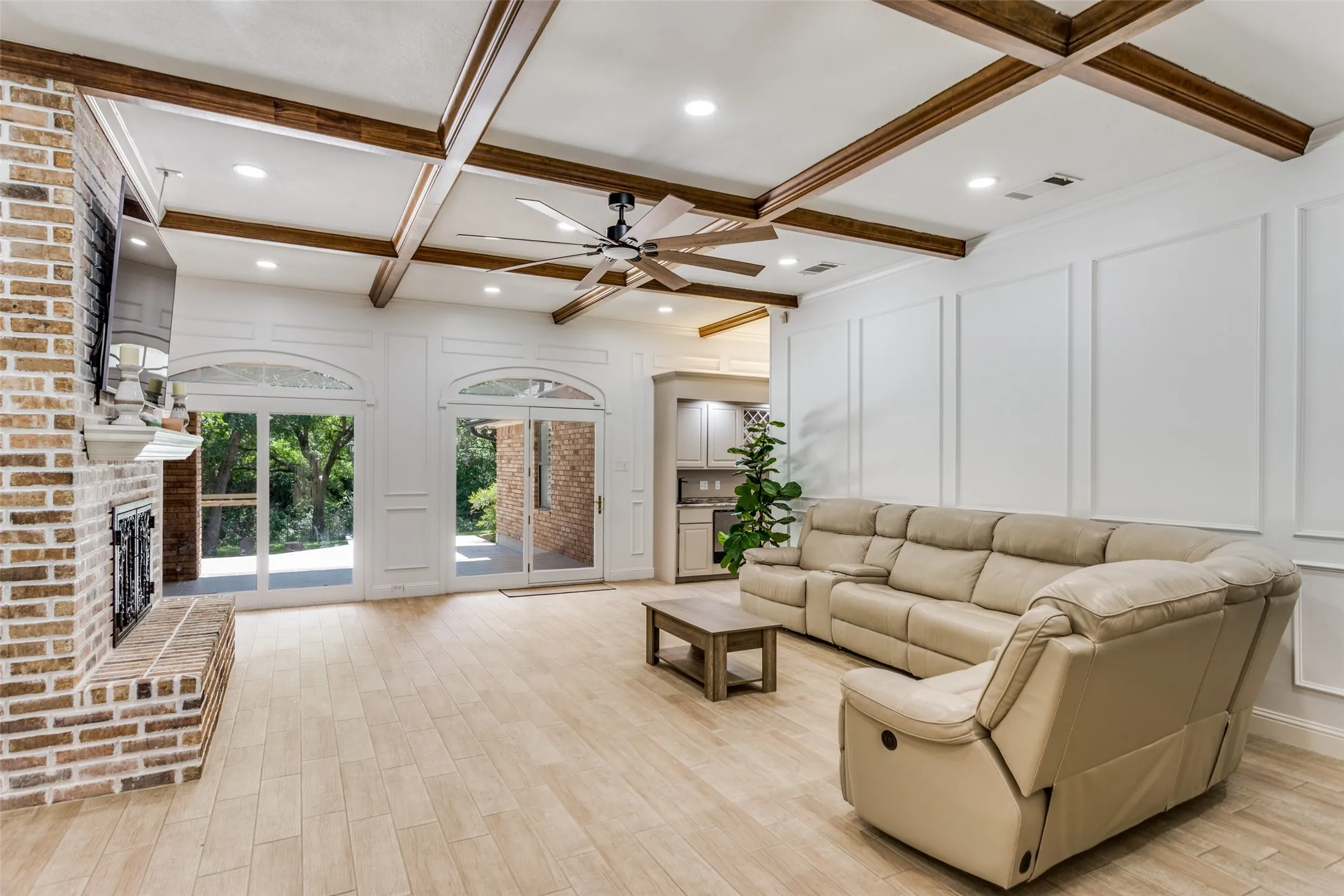 Single Family Residence For Sale in Tarrant County , 11905 Blue Creek Drive, Fort Worth, Texas 76008, 4 Bedroom, 4 Bathroom, 2 Garage spaces, 3,404 Sqft, built in 1984, Preowned, mls#21257185, Real Estate Agent in Fort Worth, Homes For Sale in Tarrant county, Homes For Sale in Fort Worth, Realtor in Fort Worth Texas, Real Estate Brokerage Independent Realty Texas, Luminita Cordes Realtor