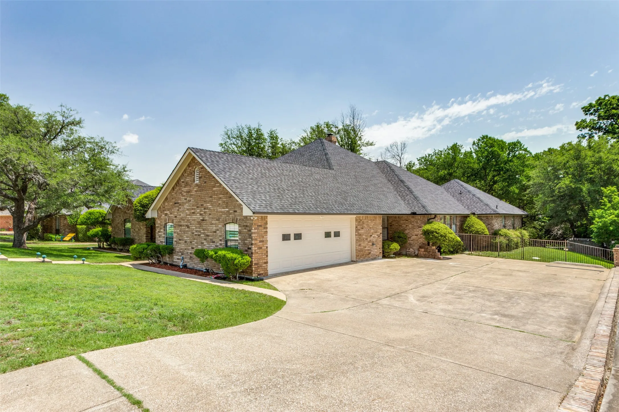Single Family Residence For Sale in Tarrant County , 11905 Blue Creek Drive, Fort Worth, Texas 76008, 4 Bedroom, 4 Bathroom, 2 Garage spaces, 3,404 Sqft, built in 1984, Preowned, mls#21257185, Real Estate Agent in Fort Worth, Homes For Sale in Tarrant county, Homes For Sale in Fort Worth, Realtor in Fort Worth Texas, Real Estate Brokerage Independent Realty Texas, Luminita Cordes Realtor