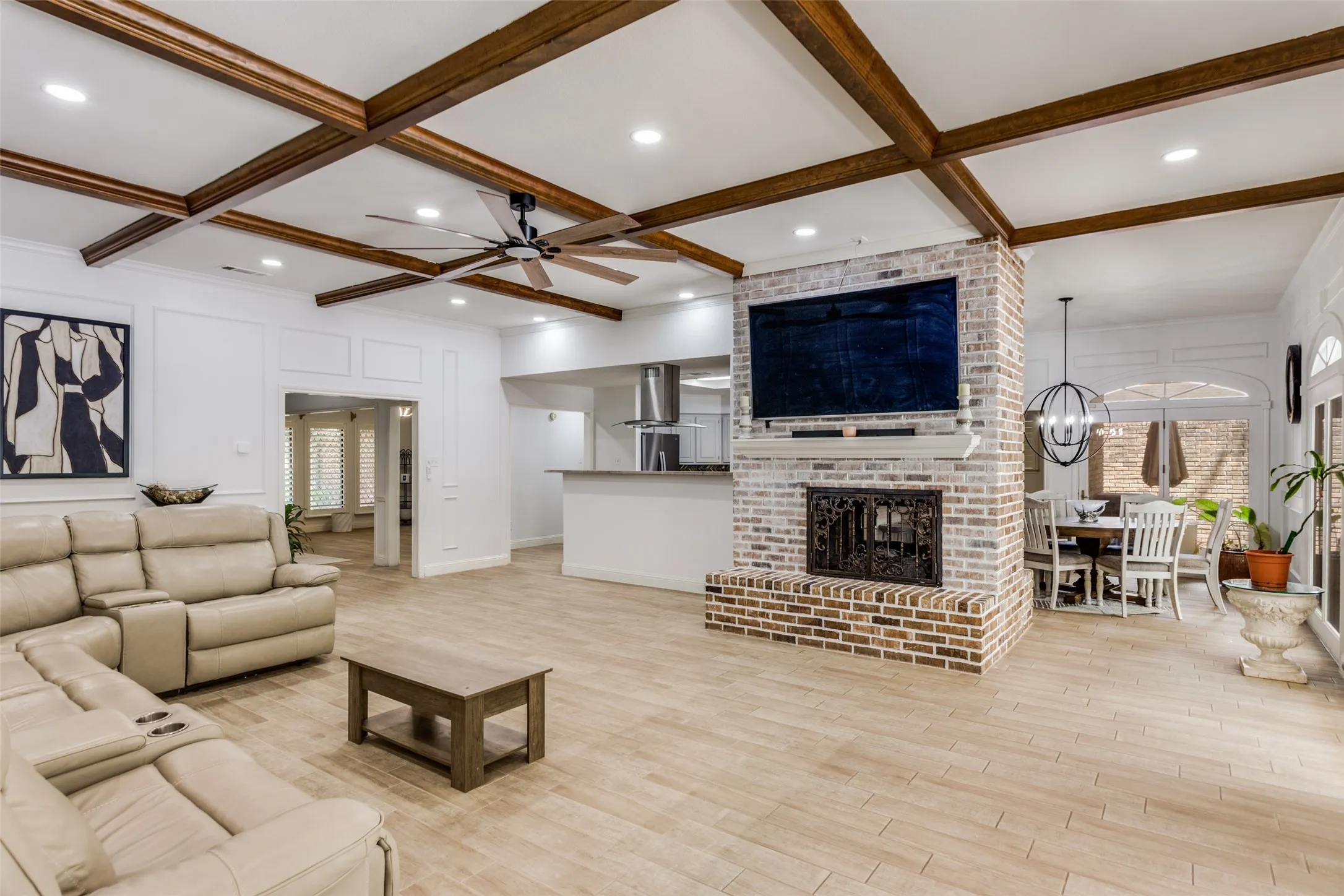 Single Family Residence For Sale in Tarrant County , 11905 Blue Creek Drive, Fort Worth, Texas 76008, 4 Bedroom, 4 Bathroom, 2 Garage spaces, 3,404 Sqft, built in 1984, Preowned, mls#21257185, Real Estate Agent in Fort Worth, Homes For Sale in Tarrant county, Homes For Sale in Fort Worth, Realtor in Fort Worth Texas, Real Estate Brokerage Independent Realty Texas, Luminita Cordes Realtor