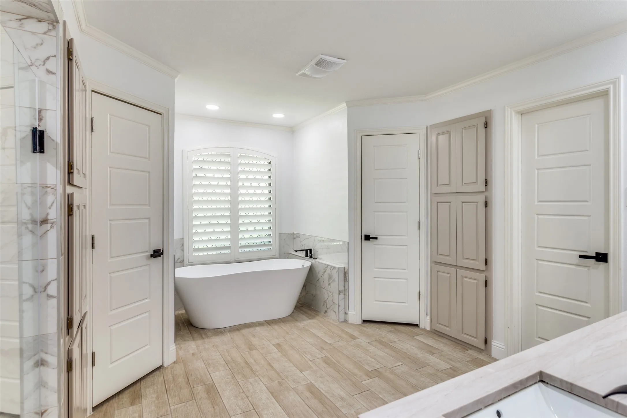Single Family Residence For Sale in Tarrant County , 11905 Blue Creek Drive, Fort Worth, Texas 76008, 4 Bedroom, 4 Bathroom, 2 Garage spaces, 3,404 Sqft, built in 1984, Preowned, mls#21257185, Real Estate Agent in Fort Worth, Homes For Sale in Tarrant county, Homes For Sale in Fort Worth, Realtor in Fort Worth Texas, Real Estate Brokerage Independent Realty Texas, Luminita Cordes Realtor