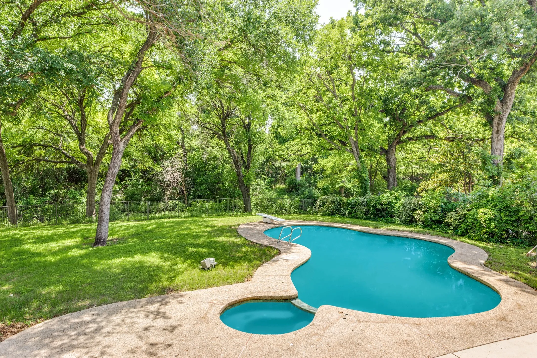 Single Family Residence For Sale in Tarrant County , 11905 Blue Creek Drive, Fort Worth, Texas 76008, 4 Bedroom, 4 Bathroom, 2 Garage spaces, 3,404 Sqft, built in 1984, Preowned, mls#21257185, Real Estate Agent in Fort Worth, Homes For Sale in Tarrant county, Homes For Sale in Fort Worth, Realtor in Fort Worth Texas, Real Estate Brokerage Independent Realty Texas, Luminita Cordes Realtor