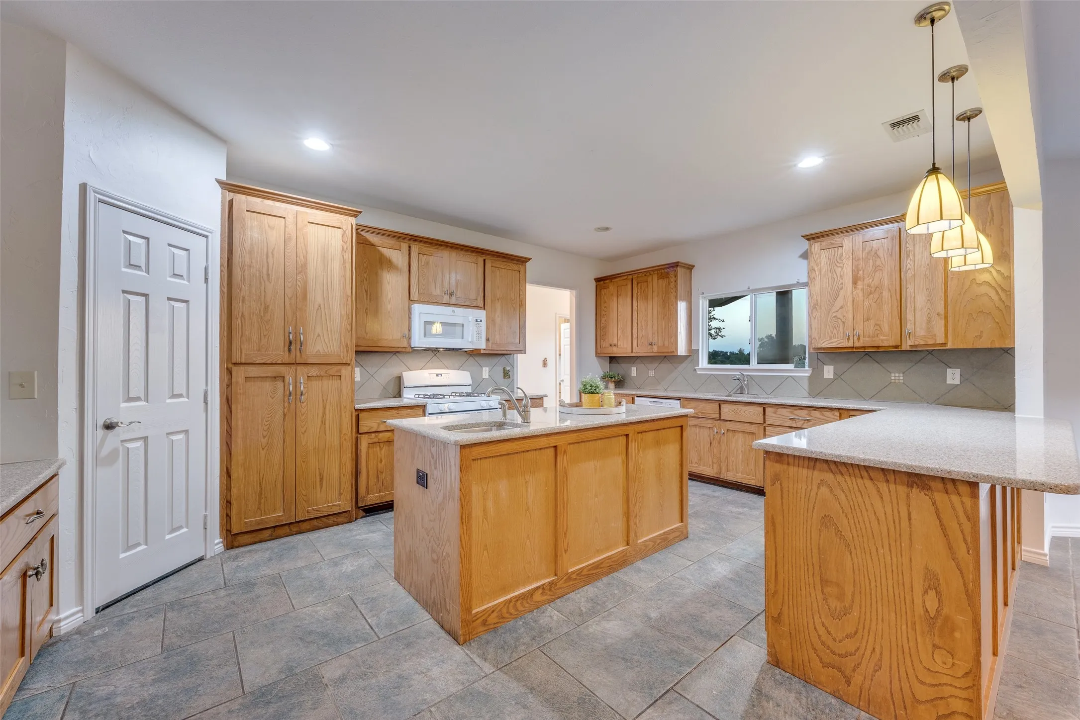 Single Family Residence For Sale in Fannin County , TBD Lot 1 County Road 4725, Leonard, Texas 75452, 2 Bedroom, 2 Bathroom, 2 Garage spaces, 1,500 Sqft, built in 2008, Preowned, Price $597,040, mls#21257143, Real Estate Agent in Leonard, Homes For Sale in Fannin county, Homes For Sale in Leonard, Realtor in Leonard Texas, Real Estate Brokerage Independent Realty Texas, Luminita Cordes Realtor