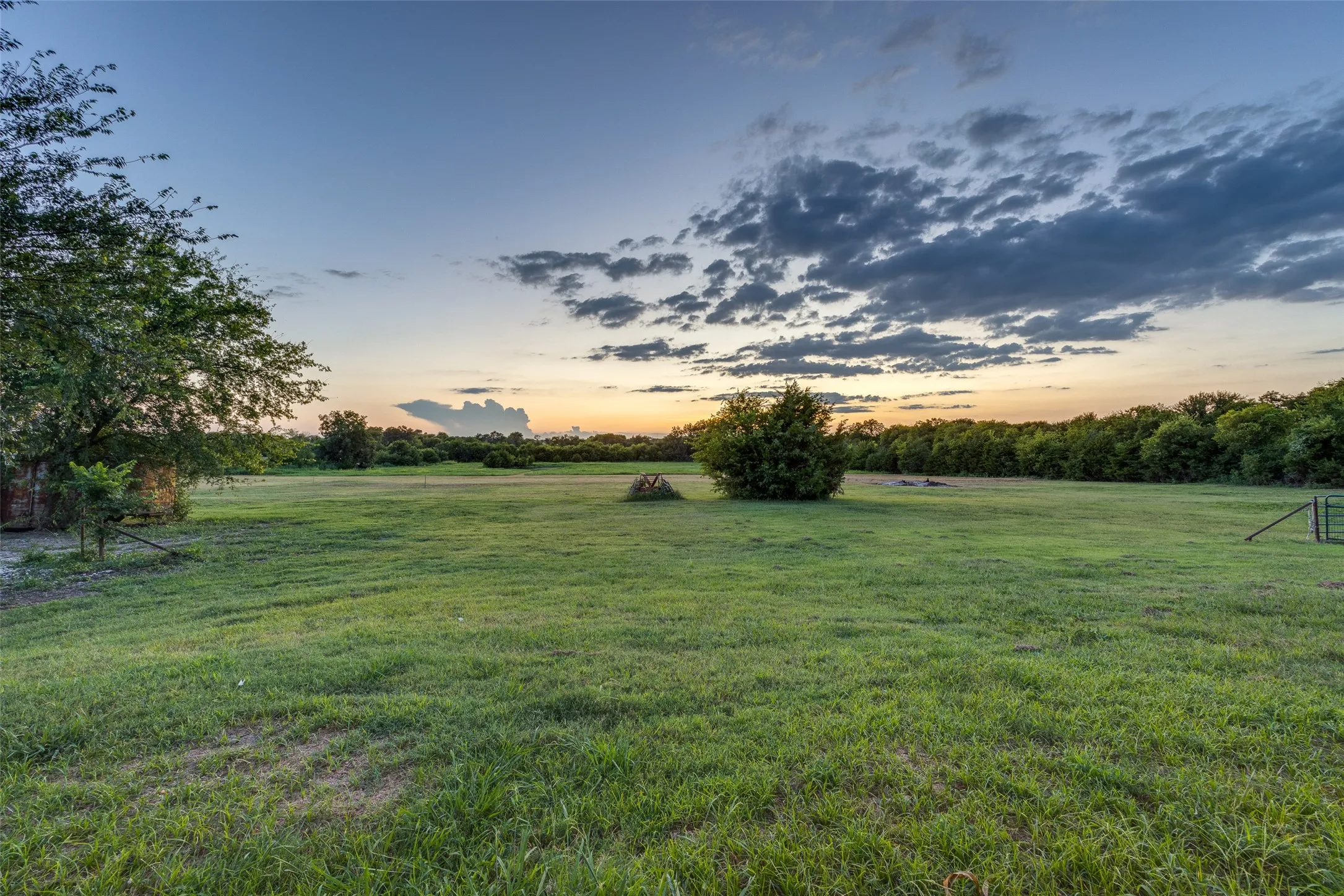 Single Family Residence For Sale in Fannin County , TBD Lot 1 County Road 4725, Leonard, Texas 75452, 2 Bedroom, 2 Bathroom, 2 Garage spaces, 1,500 Sqft, built in 2008, Preowned, Price $597,040, mls#21257143, Real Estate Agent in Leonard, Homes For Sale in Fannin county, Homes For Sale in Leonard, Realtor in Leonard Texas, Real Estate Brokerage Independent Realty Texas, Luminita Cordes Realtor