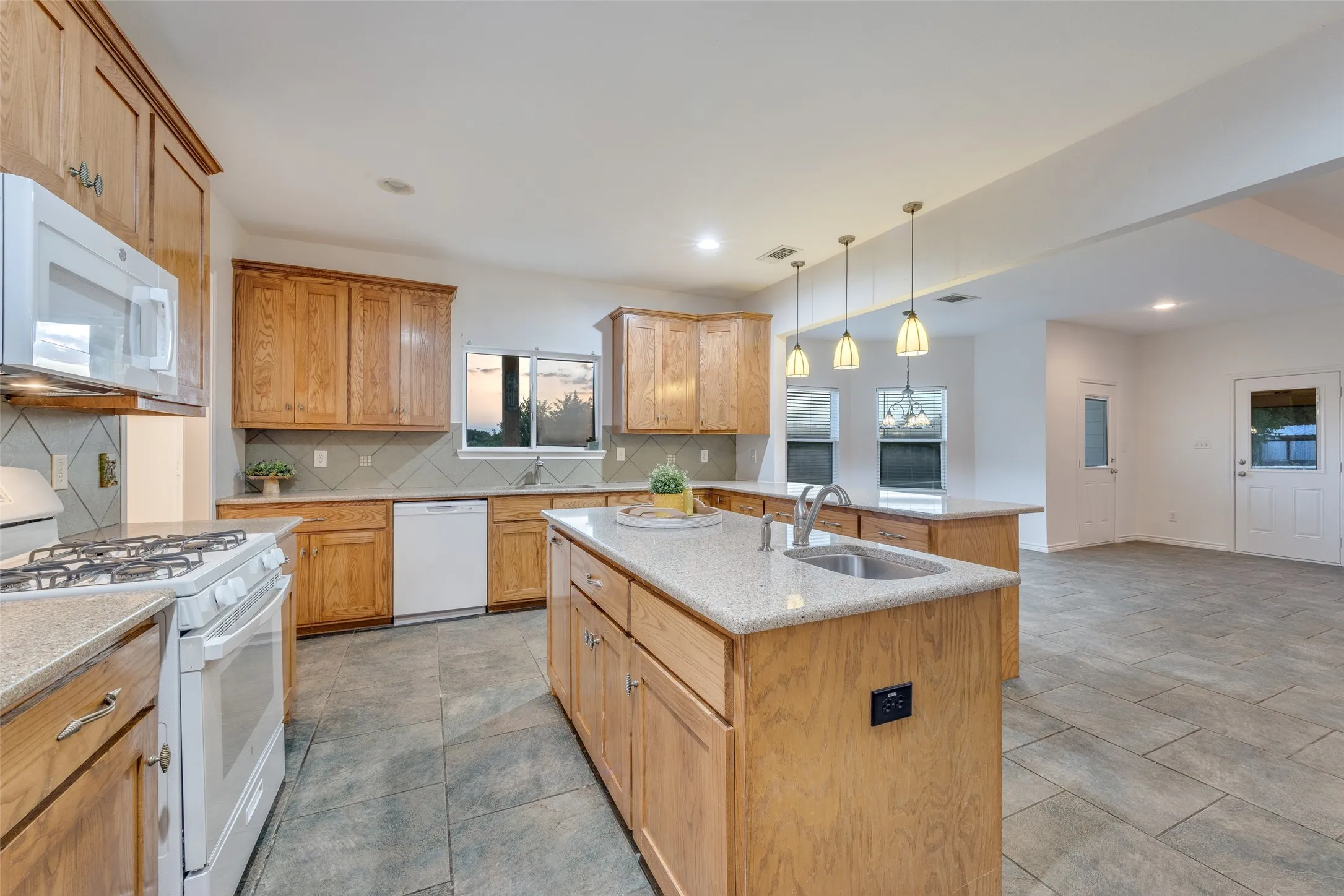 Single Family Residence For Sale in Fannin County , TBD Lot 1 County Road 4725, Leonard, Texas 75452, 2 Bedroom, 2 Bathroom, 2 Garage spaces, 1,500 Sqft, built in 2008, Preowned, Price $597,040, mls#21257143, Real Estate Agent in Leonard, Homes For Sale in Fannin county, Homes For Sale in Leonard, Realtor in Leonard Texas, Real Estate Brokerage Independent Realty Texas, Luminita Cordes Realtor