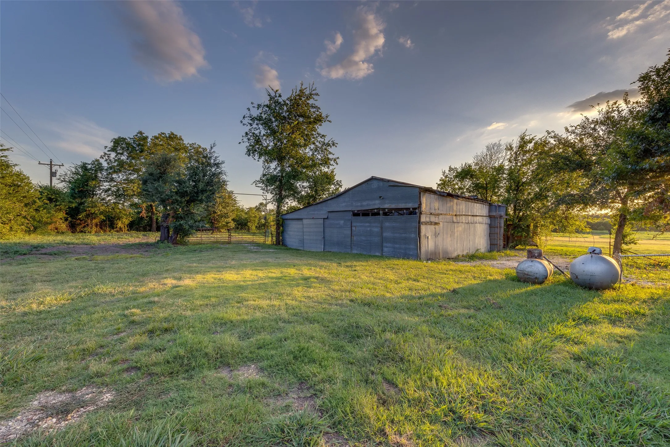 Single Family Residence For Sale in Fannin County , TBD Lot 1 County Road 4725, Leonard, Texas 75452, 2 Bedroom, 2 Bathroom, 2 Garage spaces, 1,500 Sqft, built in 2008, Preowned, Price $597,040, mls#21257143, Real Estate Agent in Leonard, Homes For Sale in Fannin county, Homes For Sale in Leonard, Realtor in Leonard Texas, Real Estate Brokerage Independent Realty Texas, Luminita Cordes Realtor