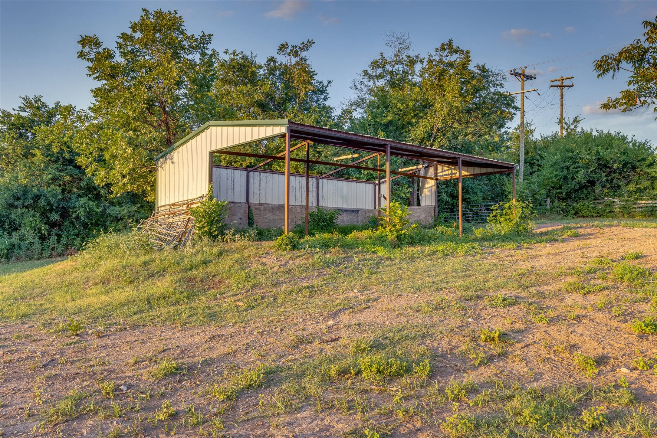Single Family Residence For Sale in Fannin County , TBD Lot 1 County Road 4725, Leonard, Texas 75452, 2 Bedroom, 2 Bathroom, 2 Garage spaces, 1,500 Sqft, built in 2008, Preowned, Price $597,040, mls#21257143, Real Estate Agent in Leonard, Homes For Sale in Fannin county, Homes For Sale in Leonard, Realtor in Leonard Texas, Real Estate Brokerage Independent Realty Texas, Luminita Cordes Realtor