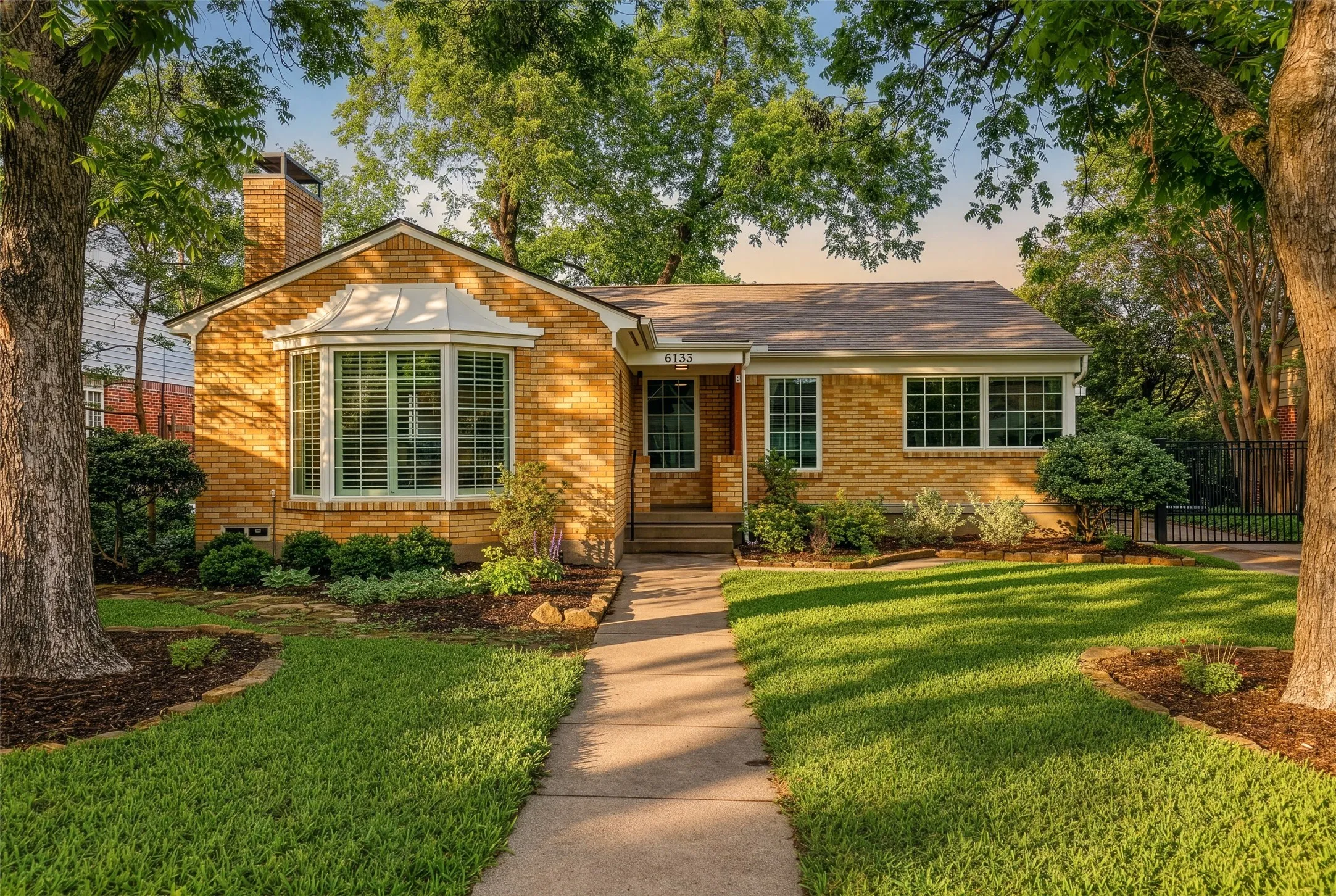 Single Family Residence For Sale in Dallas County , 6133 Kenwood Avenue, Dallas, Texas 75214, 2 Bedrooms, 3 Bathrooms, 1 Garage spaces, 1,871 Sqft, built in 1942, Preowned, Price $780,000, mls#21255975, Real Estate Agent in Dallas, Homes For Sale in Dallas county, Homes For Sale in Dallas, Realtor in Dallas Texas, Real Estate Brokerage Independent Realty Texas, Luminita Cordes Realtor