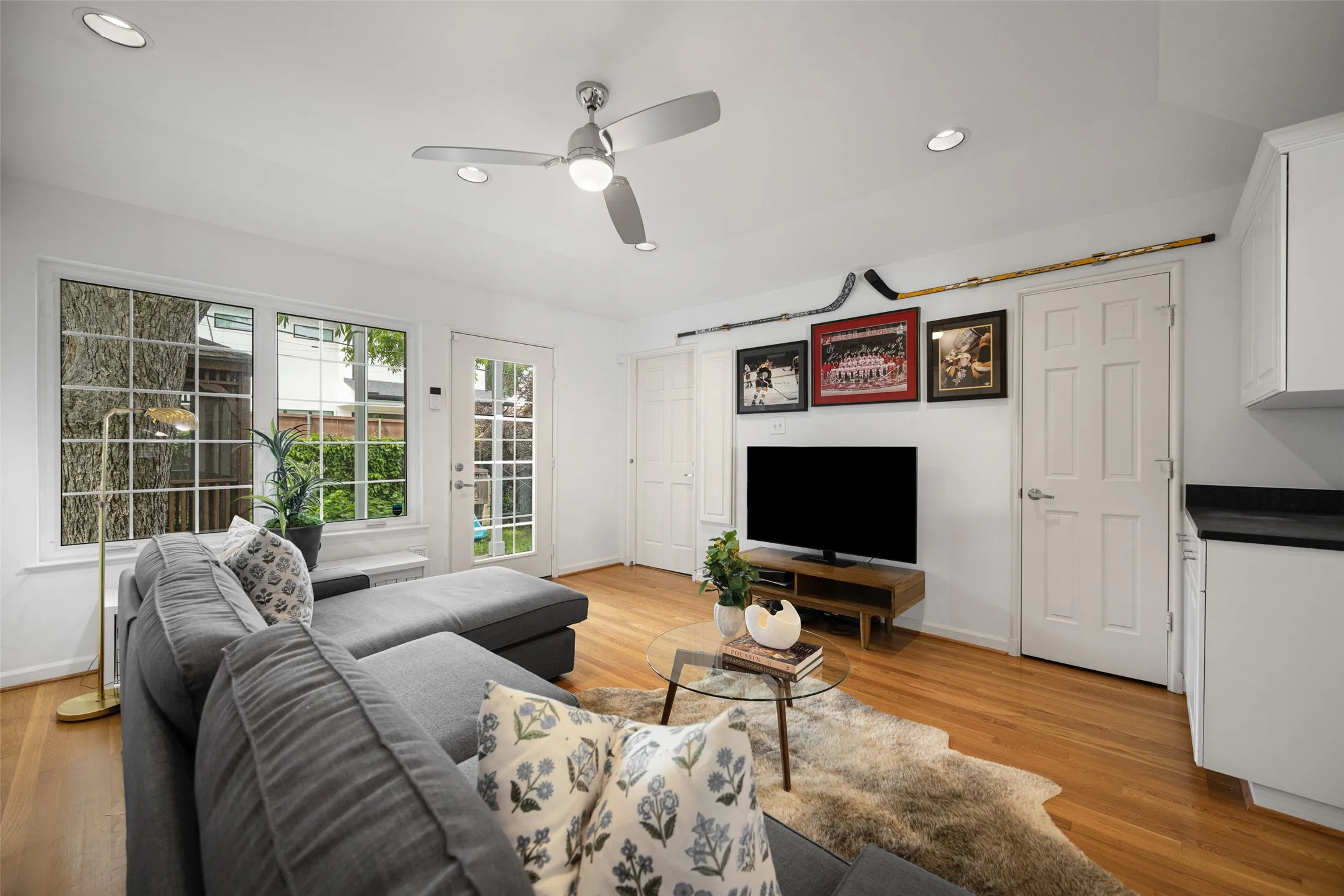 Single Family Residence For Sale in Dallas County , 6133 Kenwood Avenue, Dallas, Texas 75214, 2 Bedrooms, 3 Bathrooms, 1 Garage spaces, 1,871 Sqft, built in 1942, Preowned, Price $780,000, mls#21255975, Real Estate Agent in Dallas, Homes For Sale in Dallas county, Homes For Sale in Dallas, Realtor in Dallas Texas, Real Estate Brokerage Independent Realty Texas, Luminita Cordes Realtor
