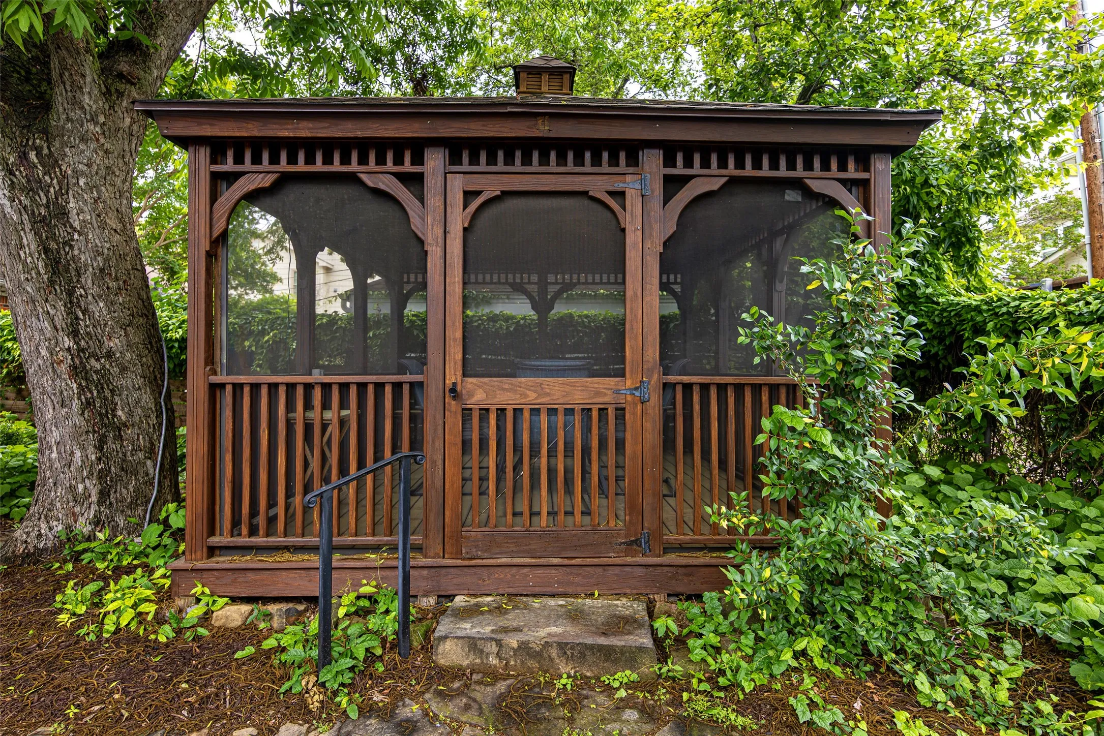Single Family Residence For Sale in Dallas County , 6133 Kenwood Avenue, Dallas, Texas 75214, 2 Bedrooms, 3 Bathrooms, 1 Garage spaces, 1,871 Sqft, built in 1942, Preowned, Price $780,000, mls#21255975, Real Estate Agent in Dallas, Homes For Sale in Dallas county, Homes For Sale in Dallas, Realtor in Dallas Texas, Real Estate Brokerage Independent Realty Texas, Luminita Cordes Realtor