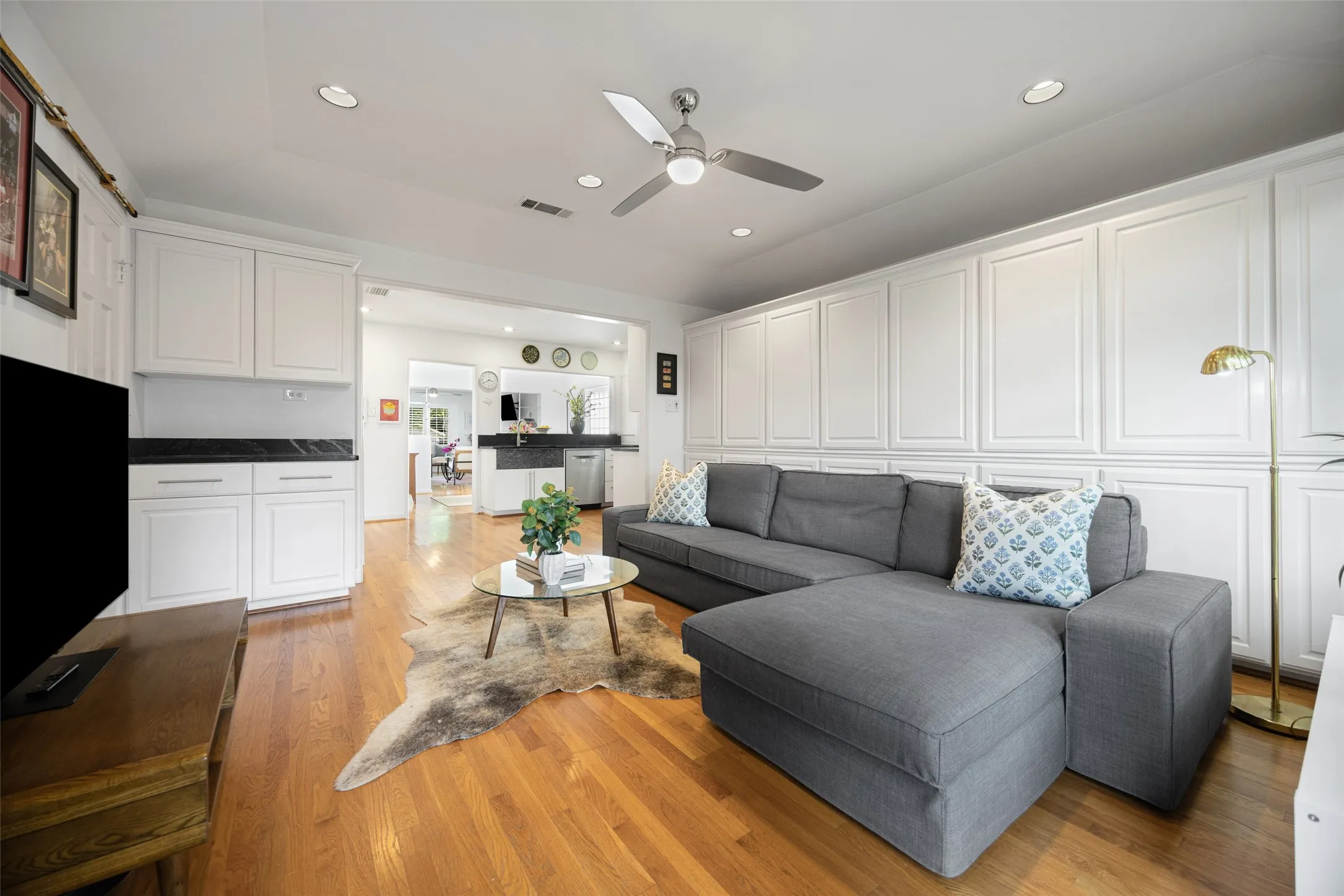 Single Family Residence For Sale in Dallas County , 6133 Kenwood Avenue, Dallas, Texas 75214, 2 Bedrooms, 3 Bathrooms, 1 Garage spaces, 1,871 Sqft, built in 1942, Preowned, Price $780,000, mls#21255975, Real Estate Agent in Dallas, Homes For Sale in Dallas county, Homes For Sale in Dallas, Realtor in Dallas Texas, Real Estate Brokerage Independent Realty Texas, Luminita Cordes Realtor