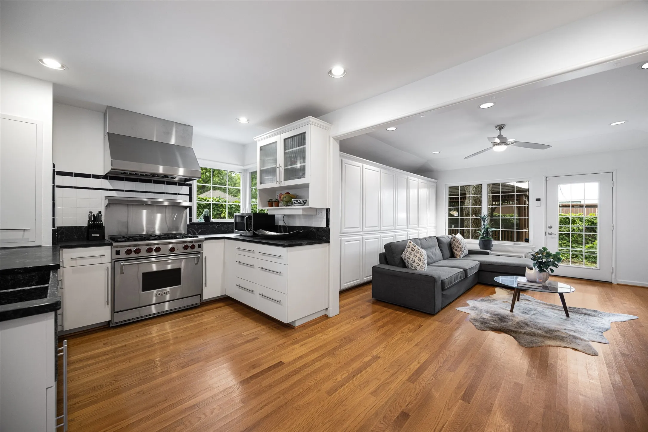 Single Family Residence For Sale in Dallas County , 6133 Kenwood Avenue, Dallas, Texas 75214, 2 Bedrooms, 3 Bathrooms, 1 Garage spaces, 1,871 Sqft, built in 1942, Preowned, Price $780,000, mls#21255975, Real Estate Agent in Dallas, Homes For Sale in Dallas county, Homes For Sale in Dallas, Realtor in Dallas Texas, Real Estate Brokerage Independent Realty Texas, Luminita Cordes Realtor