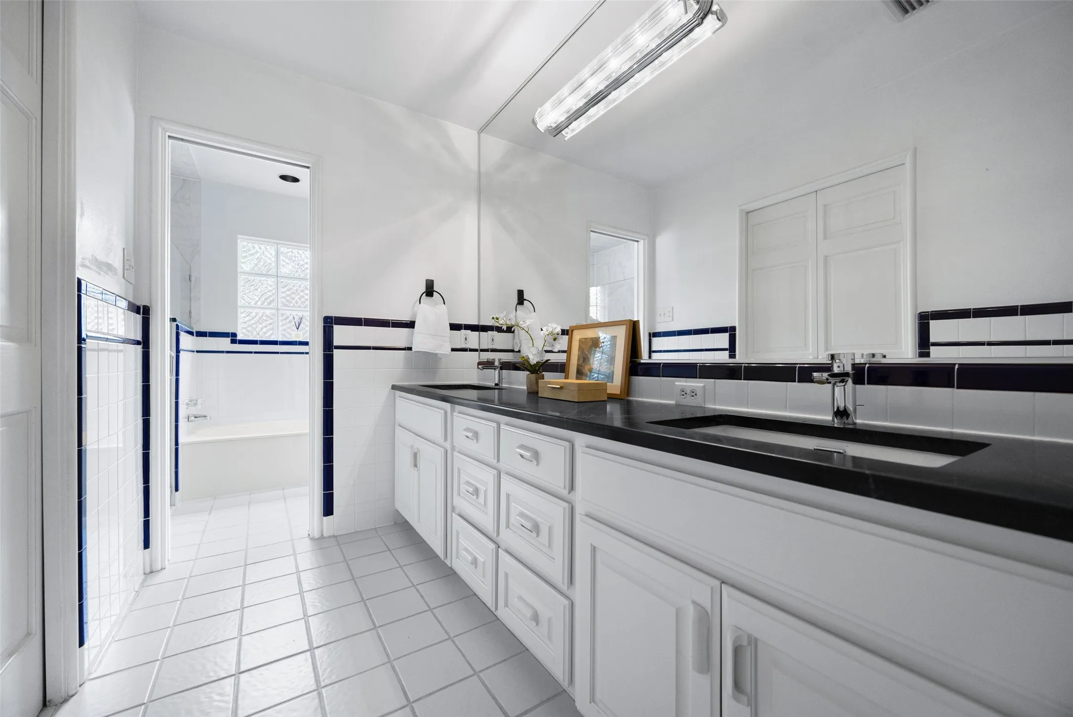 Single Family Residence For Sale in Dallas County , 6133 Kenwood Avenue, Dallas, Texas 75214, 2 Bedrooms, 3 Bathrooms, 1 Garage spaces, 1,871 Sqft, built in 1942, Preowned, Price $780,000, mls#21255975, Real Estate Agent in Dallas, Homes For Sale in Dallas county, Homes For Sale in Dallas, Realtor in Dallas Texas, Real Estate Brokerage Independent Realty Texas, Luminita Cordes Realtor