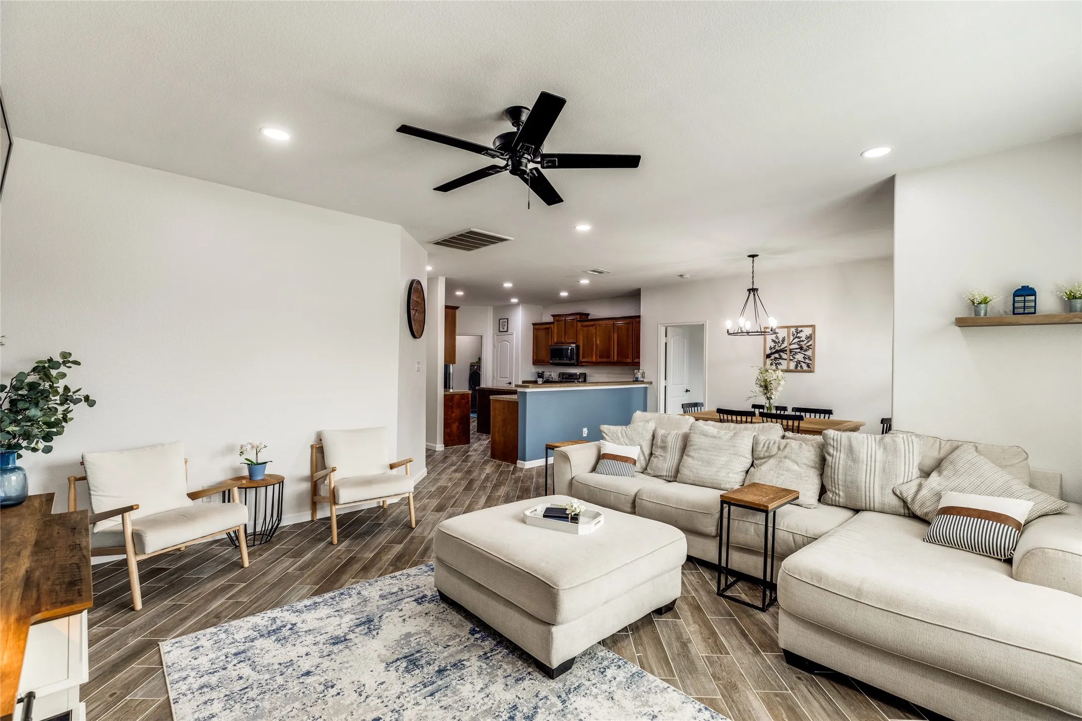 Single Family Residence For Sale in Collin County , 1800 Rodeo Drive, Anna, Texas 75409, 4 Bedroom, 3 Bathroom, 2 Garage spaces, 2,528 Sqft, built in 2012, Preowned, mls#21256219, Real Estate Agent in Anna, Homes For Sale in Collin county, Homes For Sale in Anna, Realtor in Anna Texas, Real Estate Brokerage Independent Realty Texas, Luminita Cordes Realtor