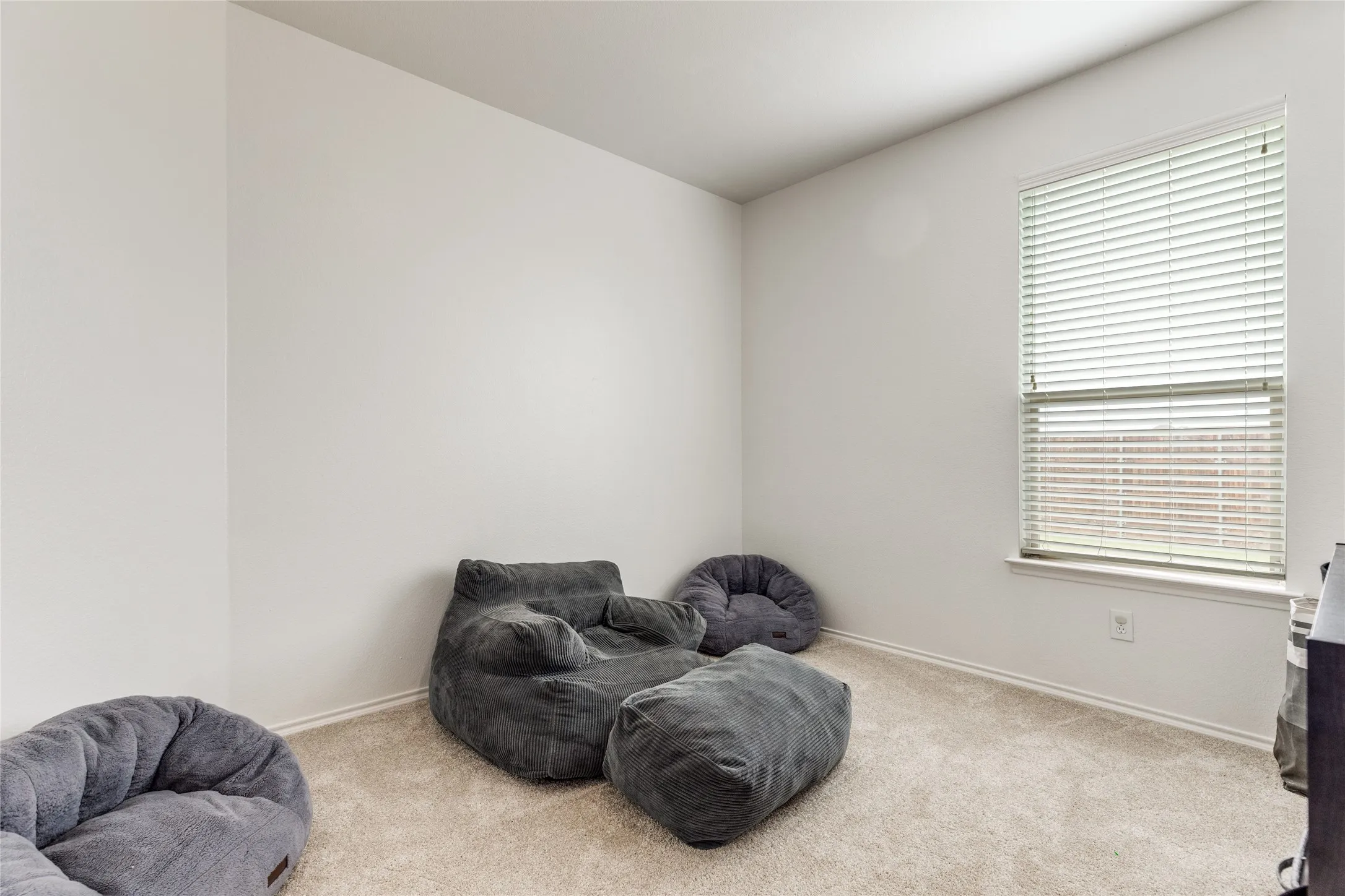 Single Family Residence For Sale in Collin County , 1800 Rodeo Drive, Anna, Texas 75409, 4 Bedroom, 3 Bathroom, 2 Garage spaces, 2,528 Sqft, built in 2012, Preowned, mls#21256219, Real Estate Agent in Anna, Homes For Sale in Collin county, Homes For Sale in Anna, Realtor in Anna Texas, Real Estate Brokerage Independent Realty Texas, Luminita Cordes Realtor