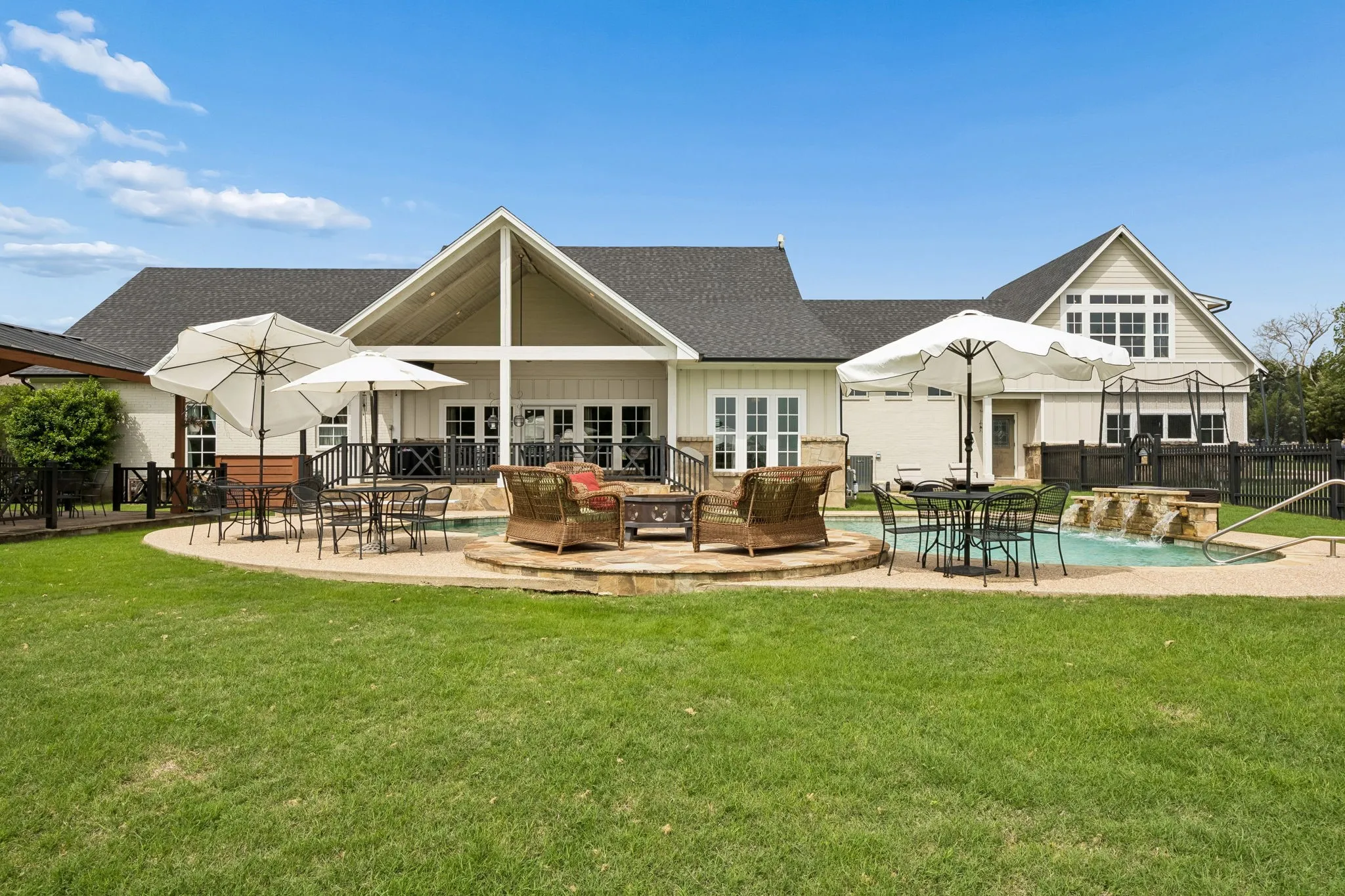Single Family Residence For Sale in Rockwall County , 1043 Anna Cade Road, Rockwall, Texas 75087, 5 Bedrooms, 5 Bathrooms, 3 Garage spaces, 5,236 Sqft, built in 1994, Price $1,925,000, mls#21257172, Real Estate Agent in Rockwall, Homes For Sale in Rockwall county, Homes For Sale in Rockwall, Realtor in Rockwall Texas, Real Estate Brokerage Independent Realty Texas, Luminita Cordes Realtor