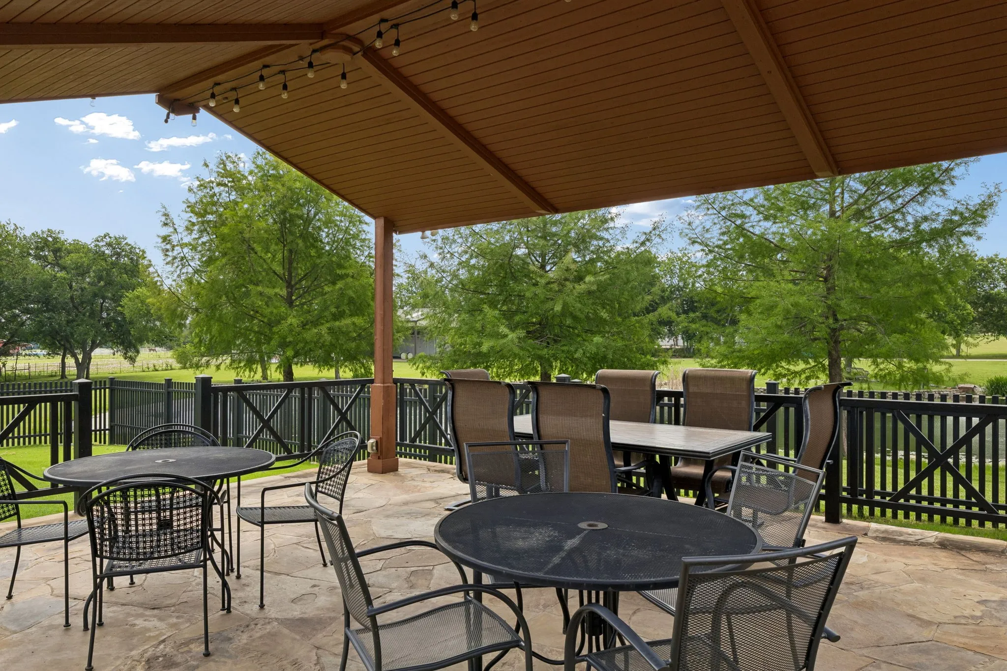 Single Family Residence For Sale in Rockwall County , 1043 Anna Cade Road, Rockwall, Texas 75087, 5 Bedrooms, 5 Bathrooms, 3 Garage spaces, 5,236 Sqft, built in 1994, Price $1,925,000, mls#21257172, Real Estate Agent in Rockwall, Homes For Sale in Rockwall county, Homes For Sale in Rockwall, Realtor in Rockwall Texas, Real Estate Brokerage Independent Realty Texas, Luminita Cordes Realtor