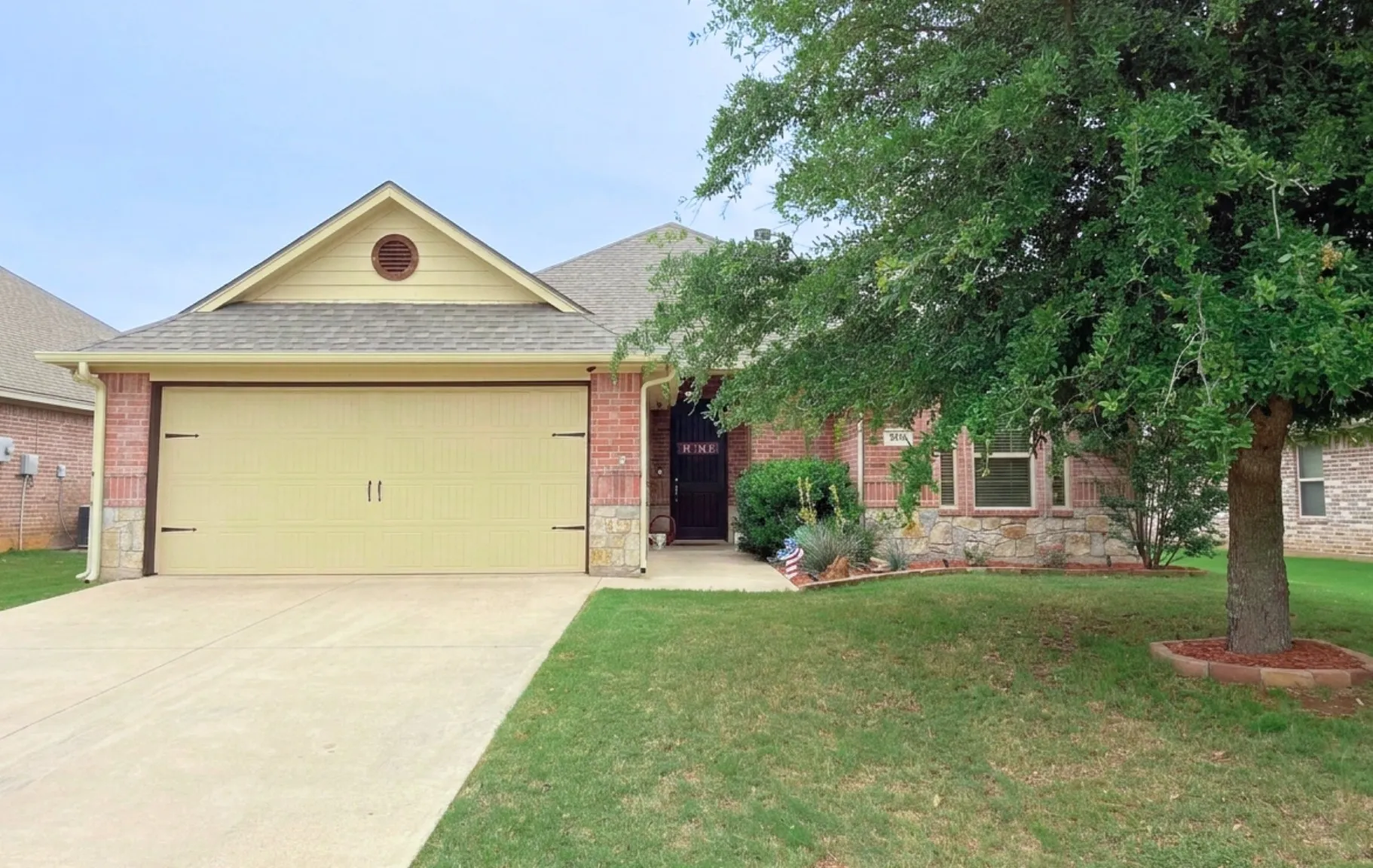 Single Family Residence For Sale in Hood County , 109 Donna Circle, Granbury, Texas 76049, 3 Bedroom, 2 Bathroom, 2 Garage spaces, 1,813 Sqft, built in 2015, Preowned, mls#21249026, Real Estate Agent in Granbury, Homes For Sale in Hood county, Homes For Sale in Granbury, Realtor in Granbury Texas, Real Estate Brokerage Independent Realty Texas, Luminita Cordes Realtor