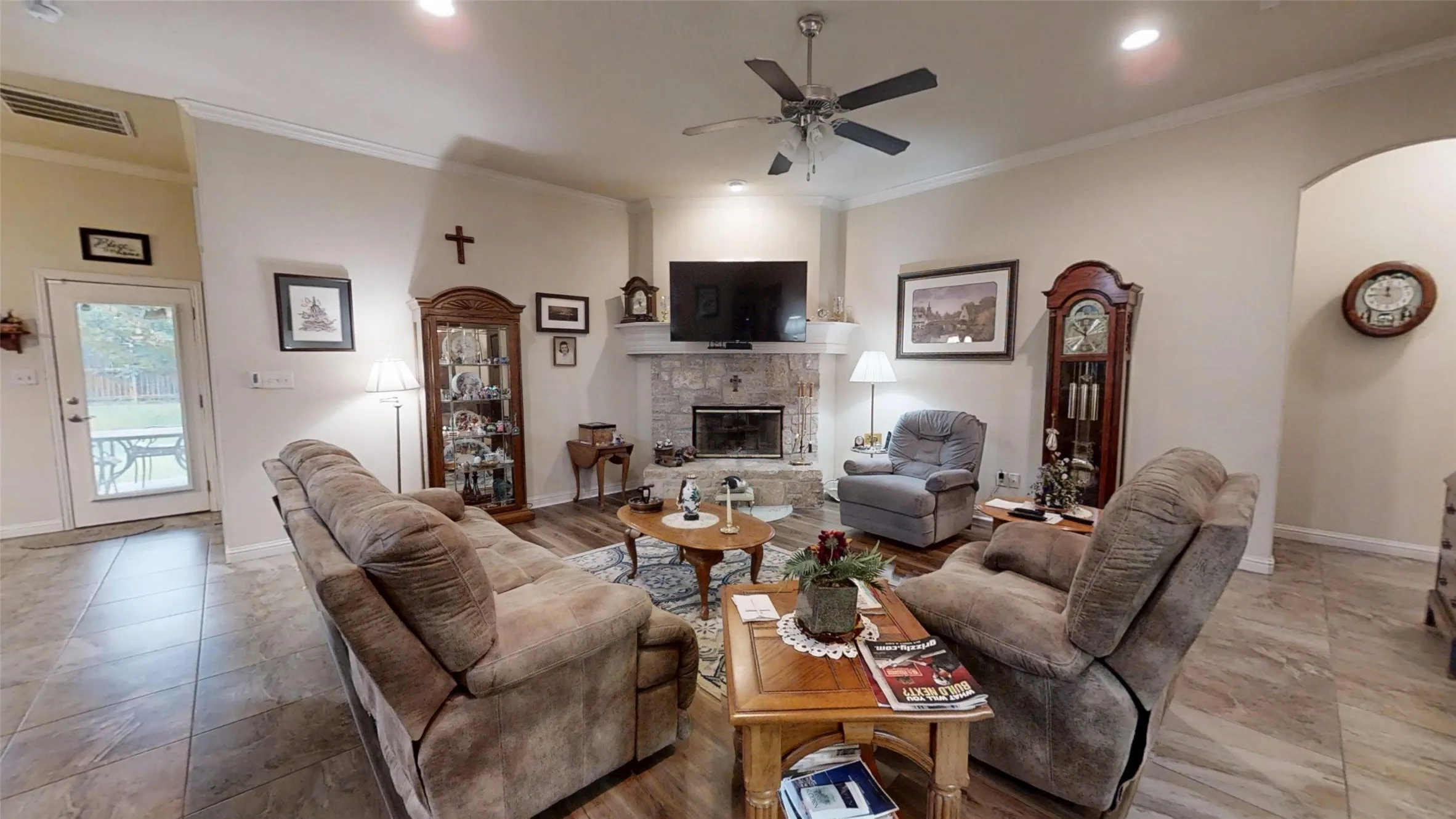 Single Family Residence For Sale in Hood County , 109 Donna Circle, Granbury, Texas 76049, 3 Bedroom, 2 Bathroom, 2 Garage spaces, 1,813 Sqft, built in 2015, Preowned, mls#21249026, Real Estate Agent in Granbury, Homes For Sale in Hood county, Homes For Sale in Granbury, Realtor in Granbury Texas, Real Estate Brokerage Independent Realty Texas, Luminita Cordes Realtor