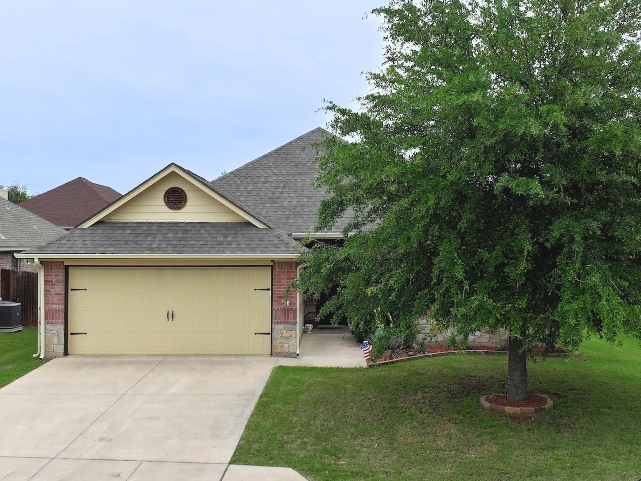 Single Family Residence For Sale in Hood County , 109 Donna Circle, Granbury, Texas 76049, 3 Bedroom, 2 Bathroom, 2 Garage spaces, 1,813 Sqft, built in 2015, Preowned, mls#21249026, Real Estate Agent in Granbury, Homes For Sale in Hood county, Homes For Sale in Granbury, Realtor in Granbury Texas, Real Estate Brokerage Independent Realty Texas, Luminita Cordes Realtor