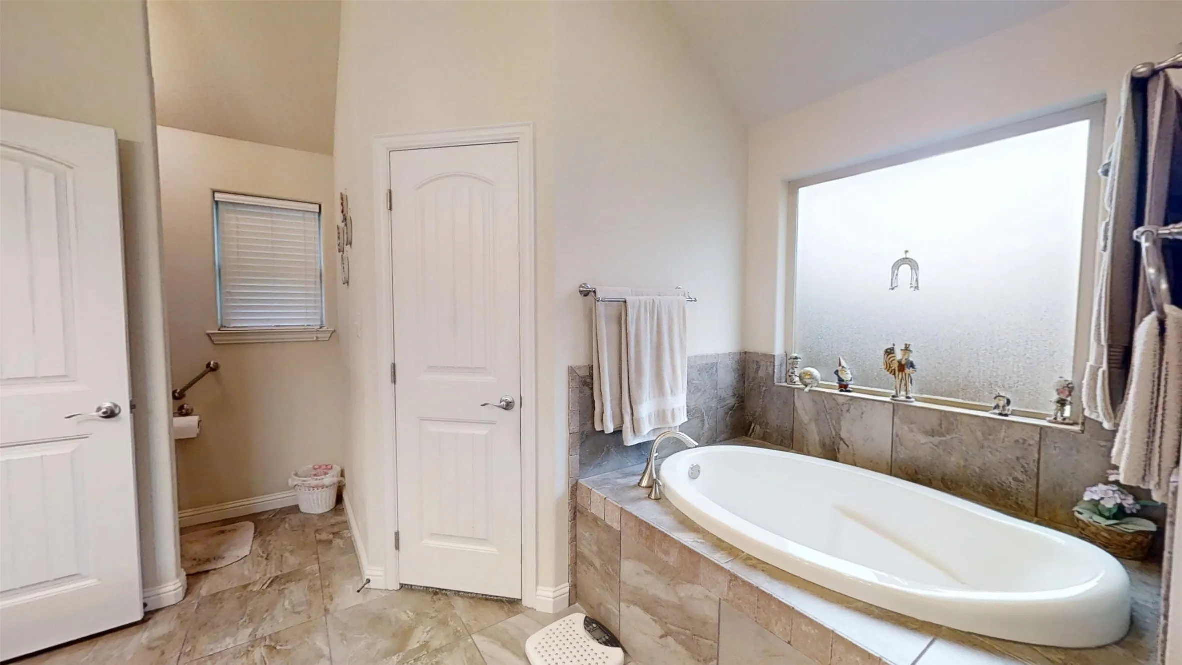 Single Family Residence For Sale in Hood County , 109 Donna Circle, Granbury, Texas 76049, 3 Bedroom, 2 Bathroom, 2 Garage spaces, 1,813 Sqft, built in 2015, Preowned, mls#21249026, Real Estate Agent in Granbury, Homes For Sale in Hood county, Homes For Sale in Granbury, Realtor in Granbury Texas, Real Estate Brokerage Independent Realty Texas, Luminita Cordes Realtor