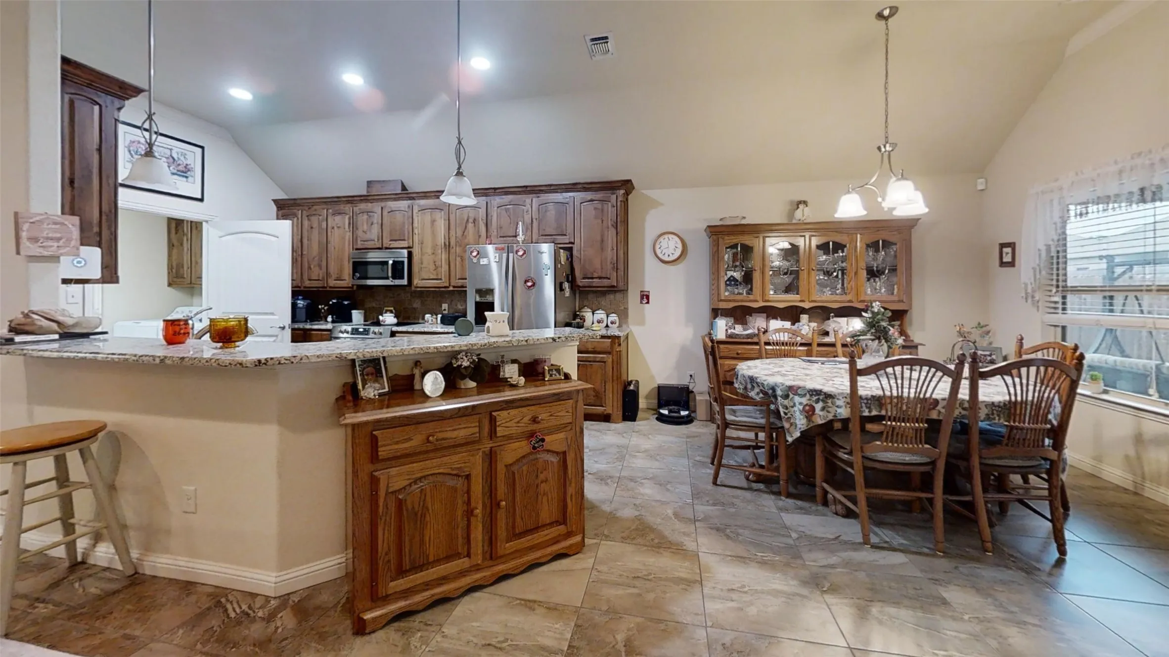 Single Family Residence For Sale in Hood County , 109 Donna Circle, Granbury, Texas 76049, 3 Bedroom, 2 Bathroom, 2 Garage spaces, 1,813 Sqft, built in 2015, Preowned, mls#21249026, Real Estate Agent in Granbury, Homes For Sale in Hood county, Homes For Sale in Granbury, Realtor in Granbury Texas, Real Estate Brokerage Independent Realty Texas, Luminita Cordes Realtor