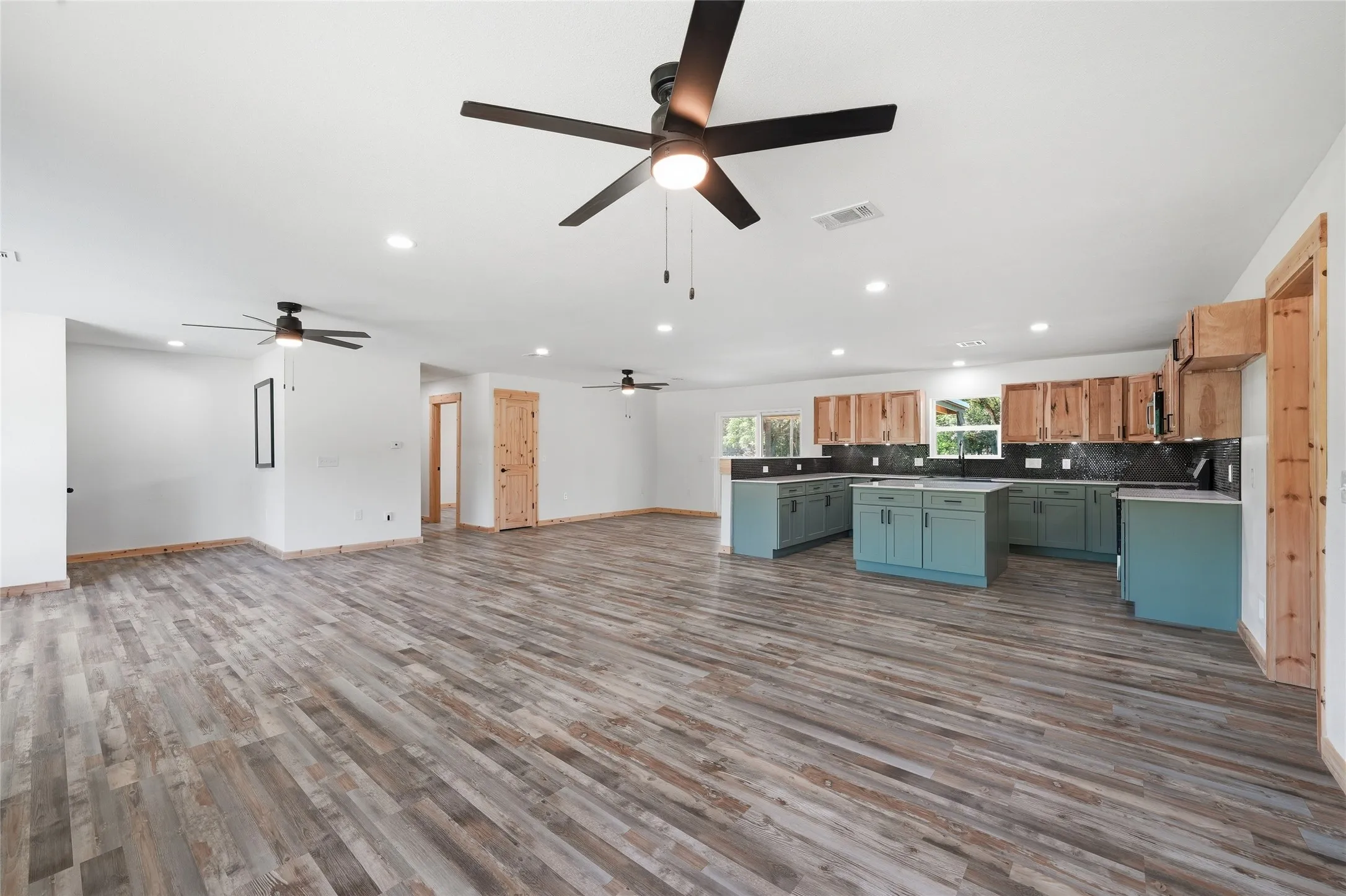 Single Family Residence For Sale in Falls County , 192 County Road 173, Marlin, Texas 76661, 3 Bedroom, 3 Bathroom, 2 Garage spaces, 1,974 Sqft, built in 1974, mls#21257360, Real Estate Agent in Marlin, Homes For Sale in Falls county, Homes For Sale in Marlin, Realtor in Marlin Texas, Real Estate Brokerage Independent Realty Texas, Luminita Cordes Realtor