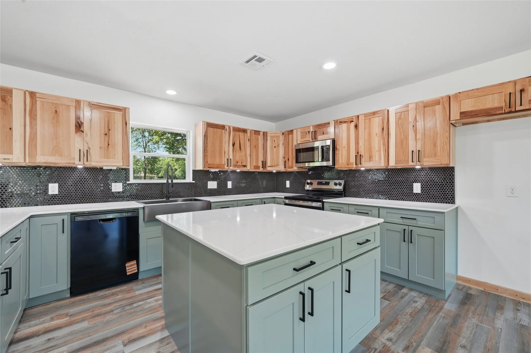 Single Family Residence For Sale in Falls County , 192 County Road 173, Marlin, Texas 76661, 3 Bedroom, 3 Bathroom, 2 Garage spaces, 1,974 Sqft, built in 1974, mls#21257360, Real Estate Agent in Marlin, Homes For Sale in Falls county, Homes For Sale in Marlin, Realtor in Marlin Texas, Real Estate Brokerage Independent Realty Texas, Luminita Cordes Realtor