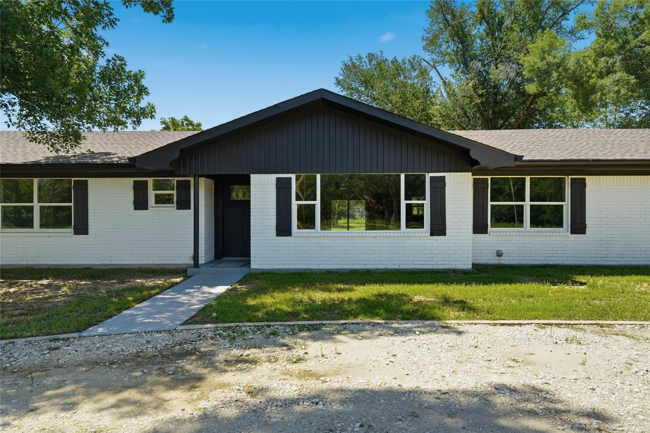 Single Family Residence For Sale in Falls County , 192 County Road 173, Marlin, Texas 76661, 3 Bedroom, 3 Bathroom, 2 Garage spaces, 1,974 Sqft, built in 1974, mls#21257360, Real Estate Agent in Marlin, Homes For Sale in Falls county, Homes For Sale in Marlin, Realtor in Marlin Texas, Real Estate Brokerage Independent Realty Texas, Luminita Cordes Realtor