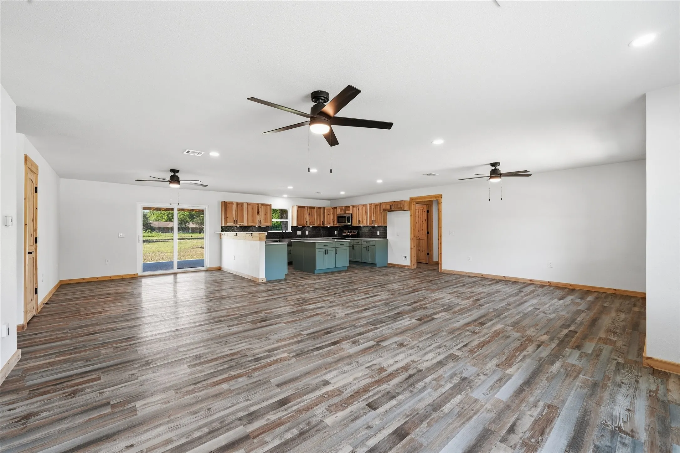 Single Family Residence For Sale in Falls County , 192 County Road 173, Marlin, Texas 76661, 3 Bedroom, 3 Bathroom, 2 Garage spaces, 1,974 Sqft, built in 1974, mls#21257360, Real Estate Agent in Marlin, Homes For Sale in Falls county, Homes For Sale in Marlin, Realtor in Marlin Texas, Real Estate Brokerage Independent Realty Texas, Luminita Cordes Realtor