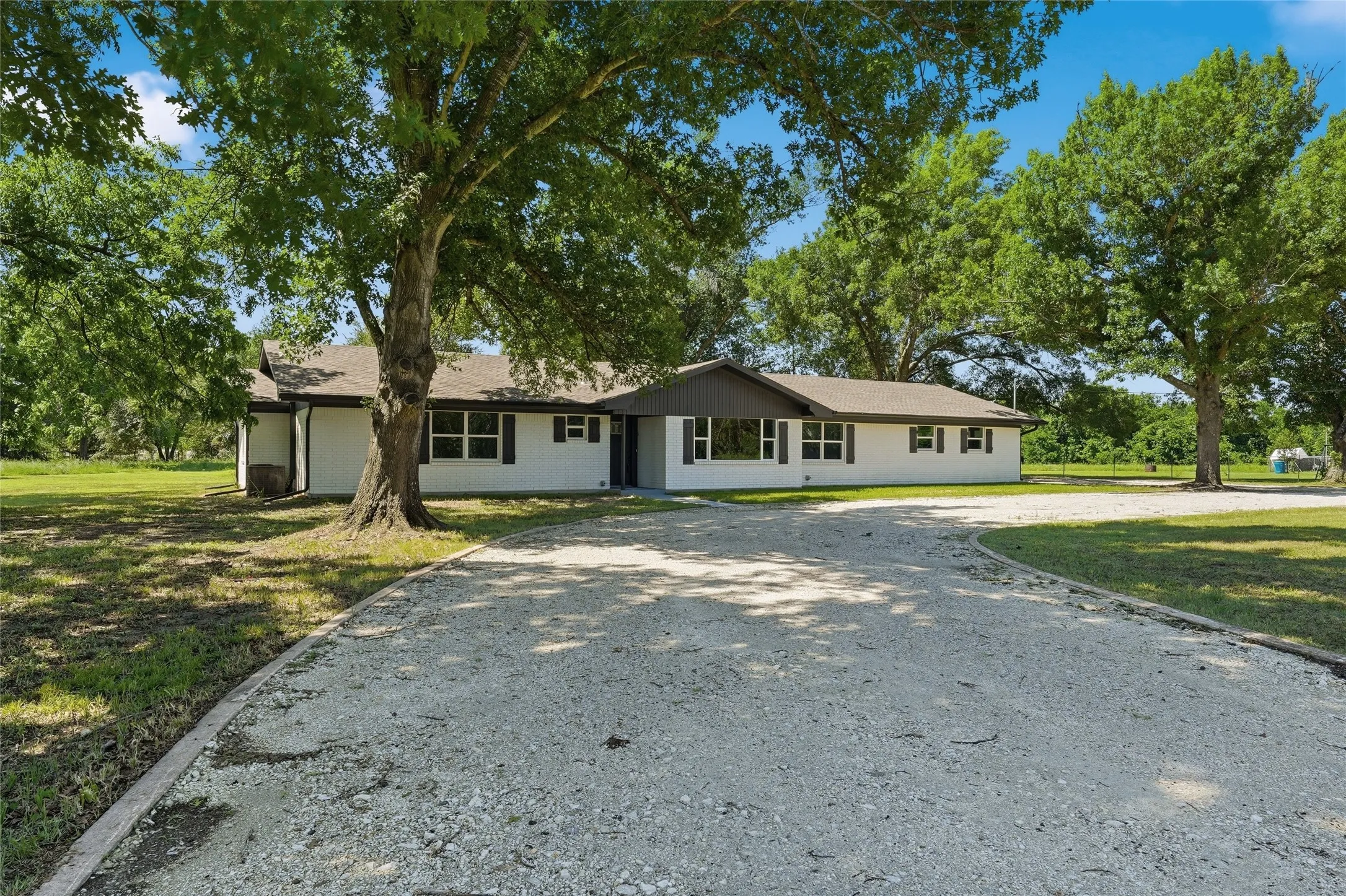 Single Family Residence For Sale in Falls County , 192 County Road 173, Marlin, Texas 76661, 3 Bedroom, 3 Bathroom, 2 Garage spaces, 1,974 Sqft, built in 1974, mls#21257360, Real Estate Agent in Marlin, Homes For Sale in Falls county, Homes For Sale in Marlin, Realtor in Marlin Texas, Real Estate Brokerage Independent Realty Texas, Luminita Cordes Realtor