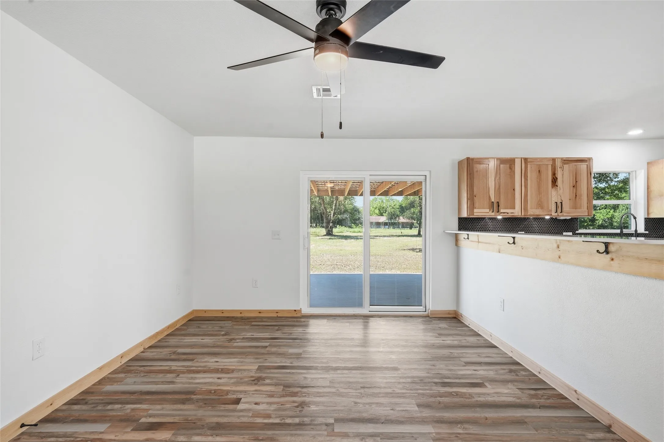 Single Family Residence For Sale in Falls County , 192 County Road 173, Marlin, Texas 76661, 3 Bedroom, 3 Bathroom, 2 Garage spaces, 1,974 Sqft, built in 1974, mls#21257360, Real Estate Agent in Marlin, Homes For Sale in Falls county, Homes For Sale in Marlin, Realtor in Marlin Texas, Real Estate Brokerage Independent Realty Texas, Luminita Cordes Realtor