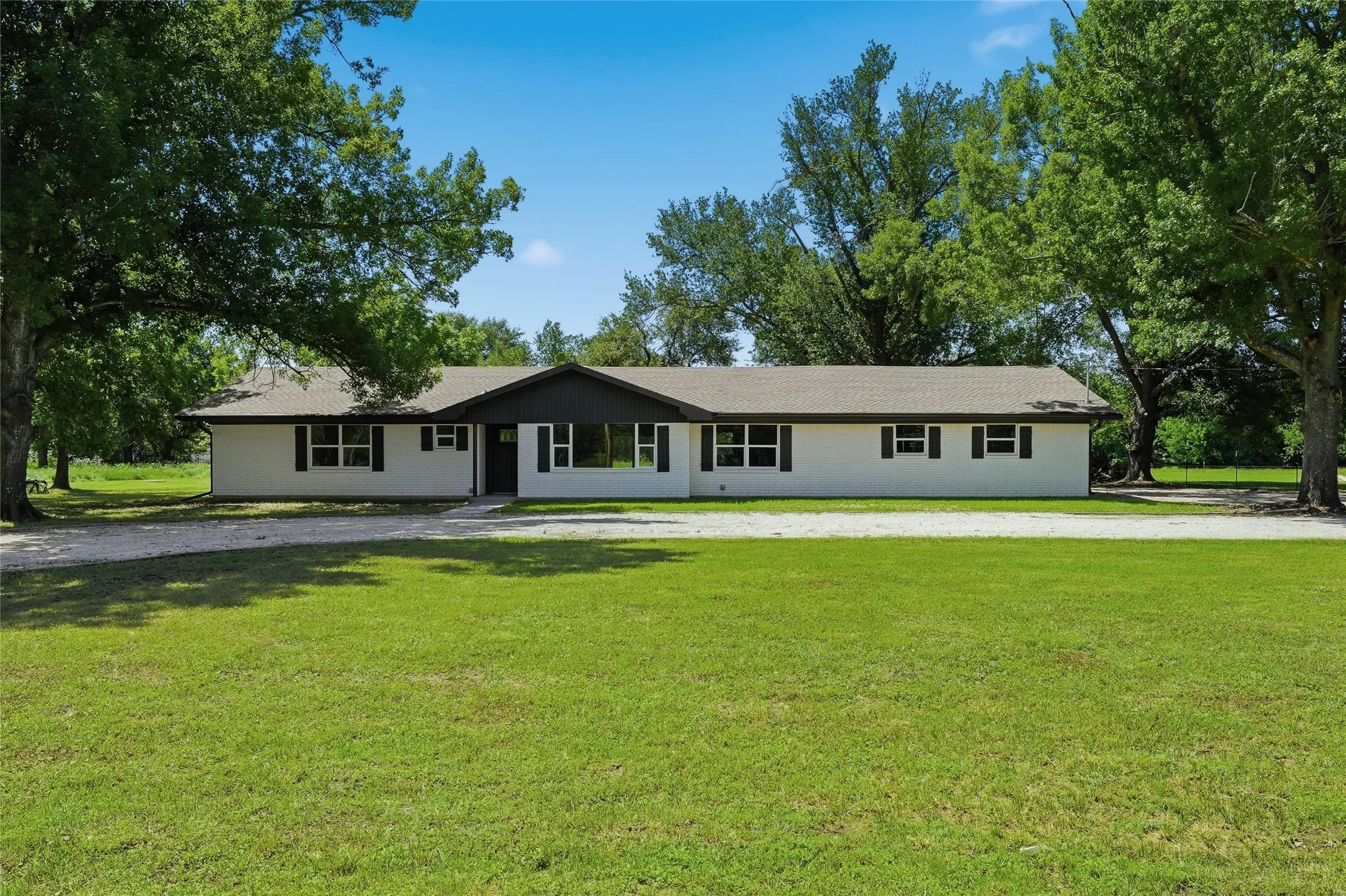 Single Family Residence For Sale in Falls County , 192 County Road 173, Marlin, Texas 76661, 3 Bedroom, 3 Bathroom, 2 Garage spaces, 1,974 Sqft, built in 1974, mls#21257360, Real Estate Agent in Marlin, Homes For Sale in Falls county, Homes For Sale in Marlin, Realtor in Marlin Texas, Real Estate Brokerage Independent Realty Texas, Luminita Cordes Realtor